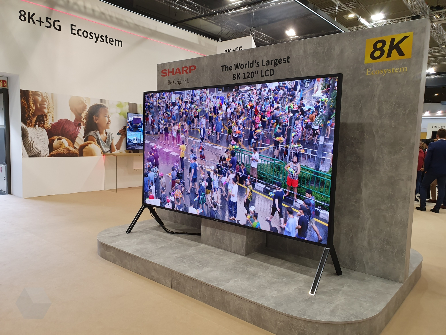 IFA 2019: Sharp представила «самый большой в мире» 8K LCD-телевизор -  Rozetked.me