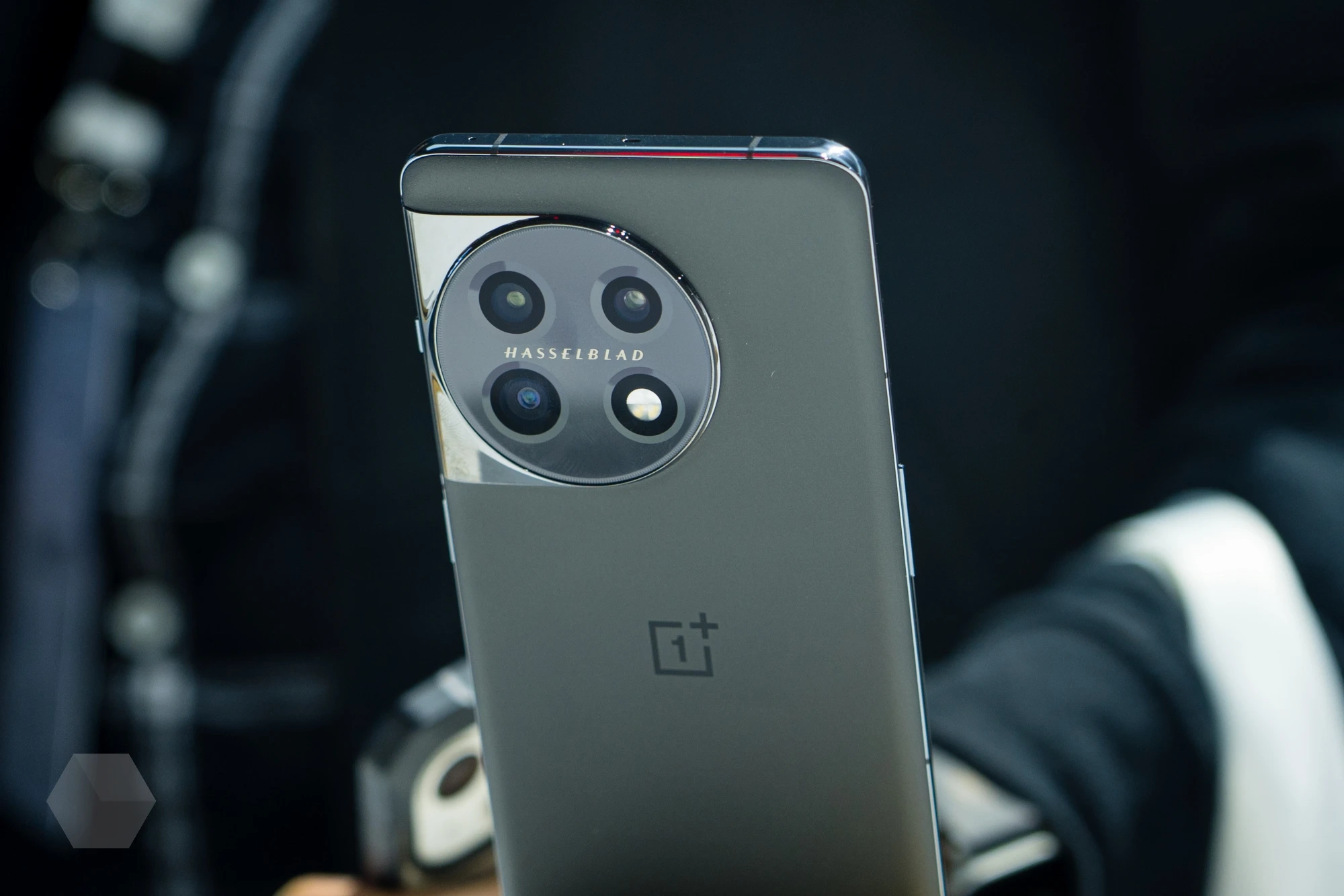 Первый взгляд на глобальную версию OnePlus 11 — «форма власти» - Rozetked.me