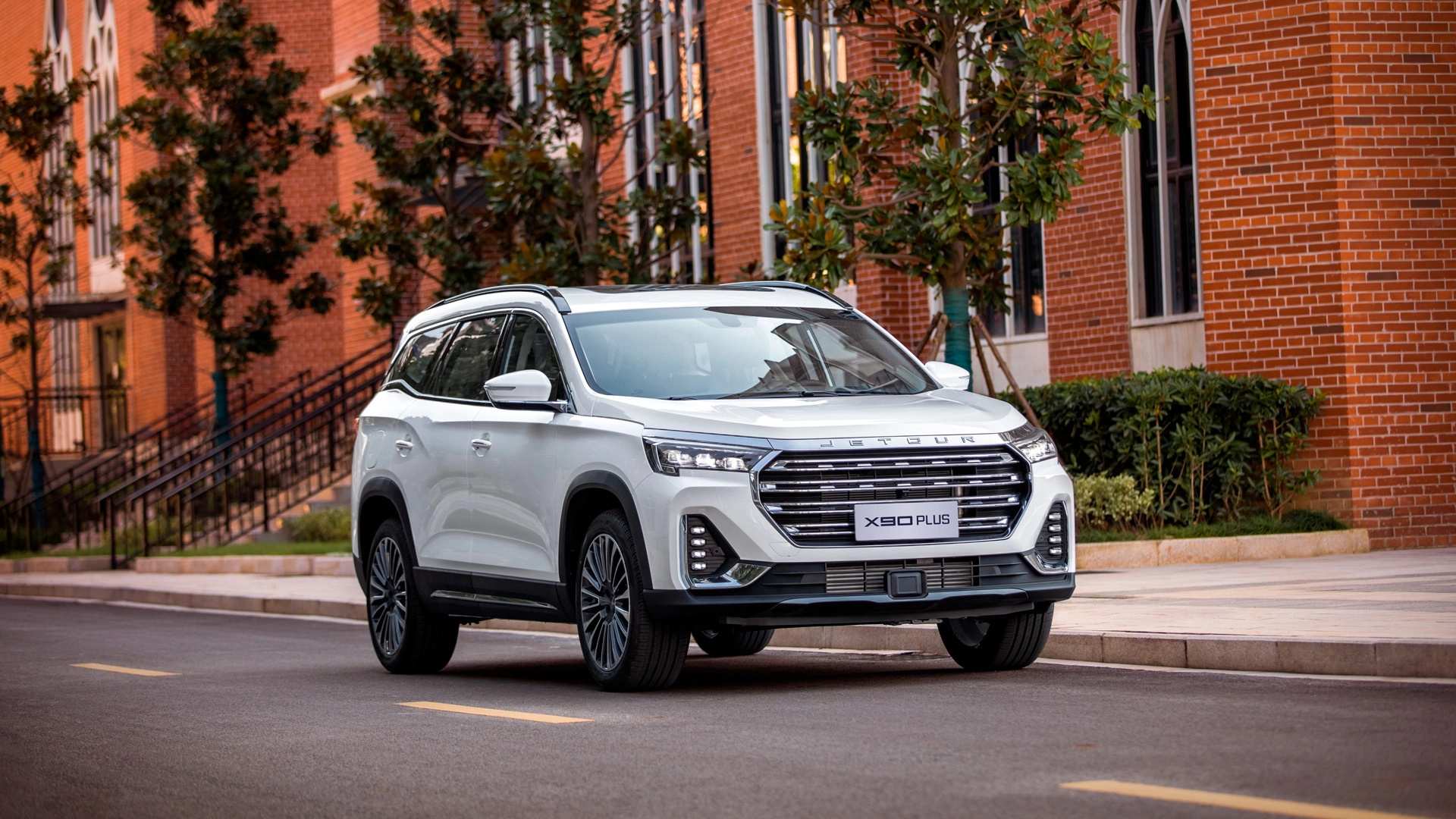 В России стартовали продаж семейного кроссовера Jetour X90Plus