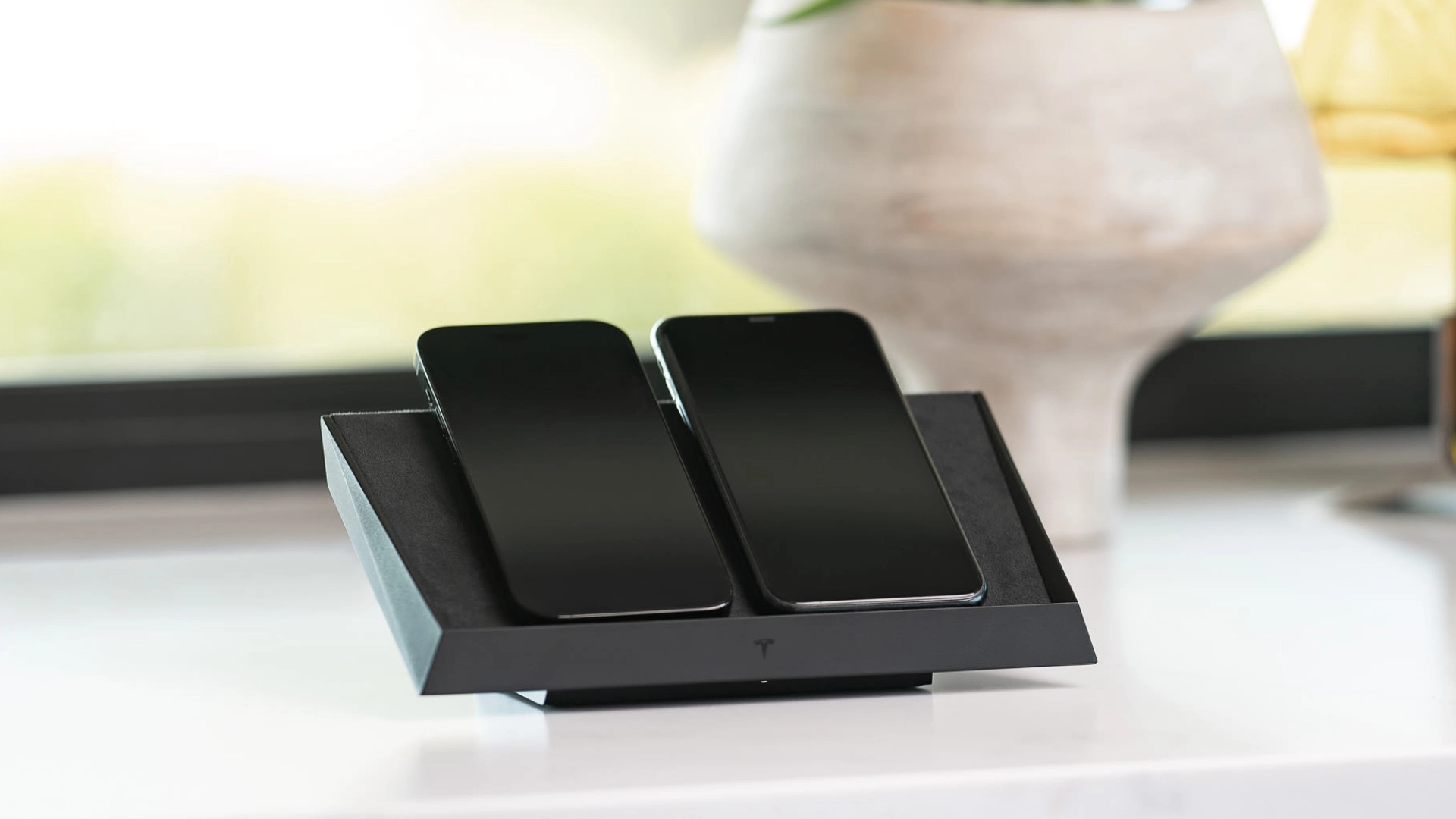 Tesla представила собственный аналог зарядки AirPower в дизайне Cybertruck