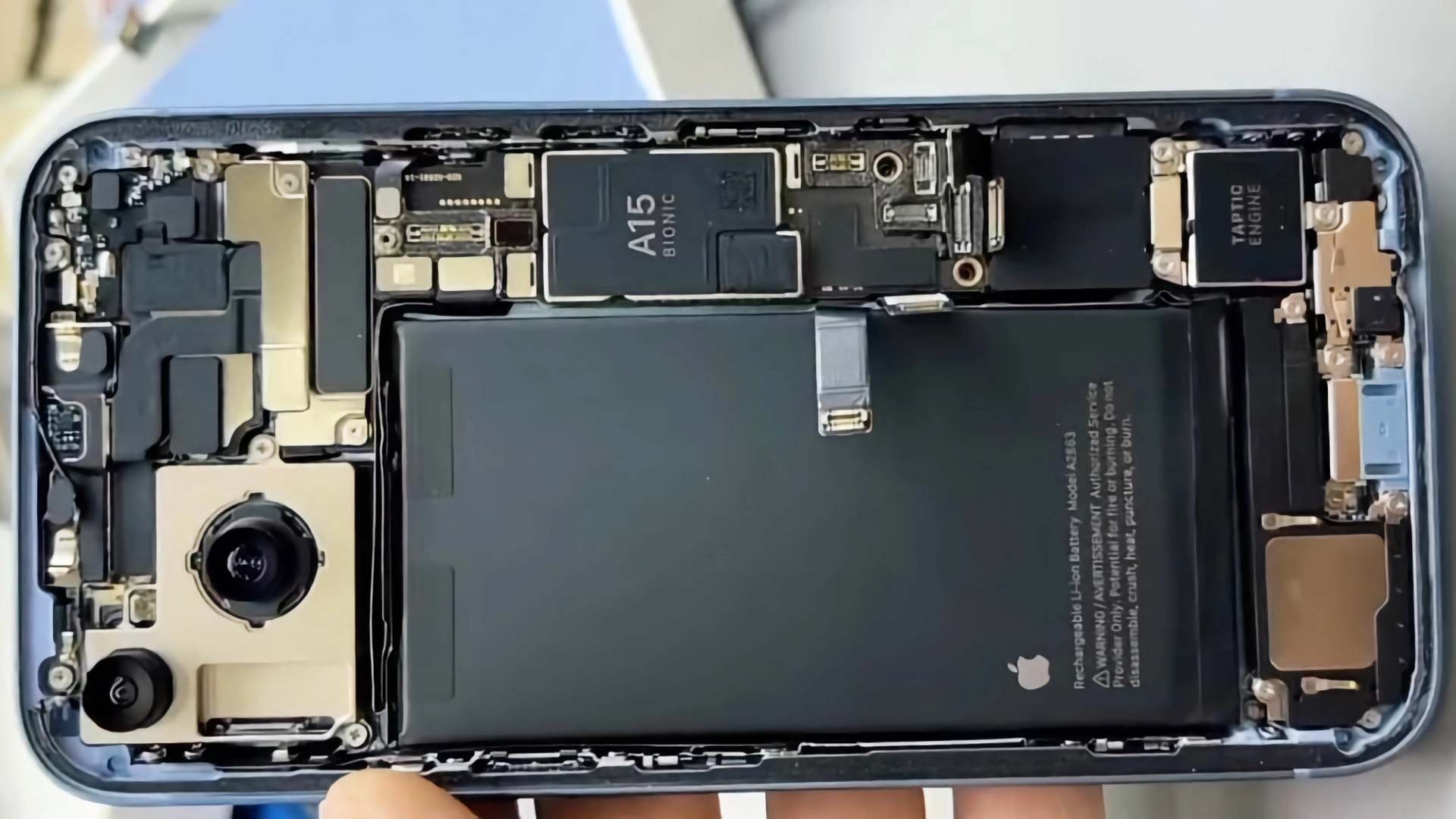 iPhone 14 и 14 Plus оснащены съёмной задней панелью — это заметно упростит ремонт