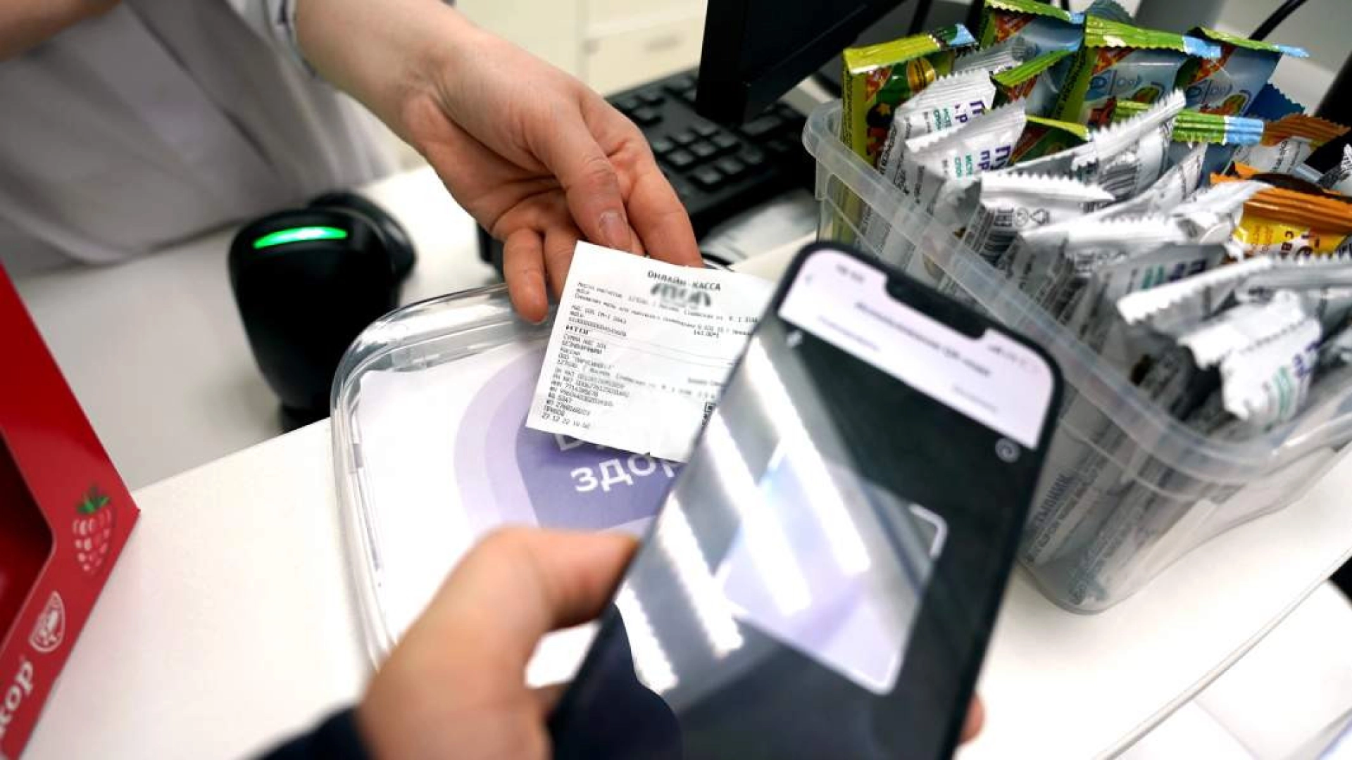Несколько банков ввели кешбэк за покупки через СБП по QR-коду
