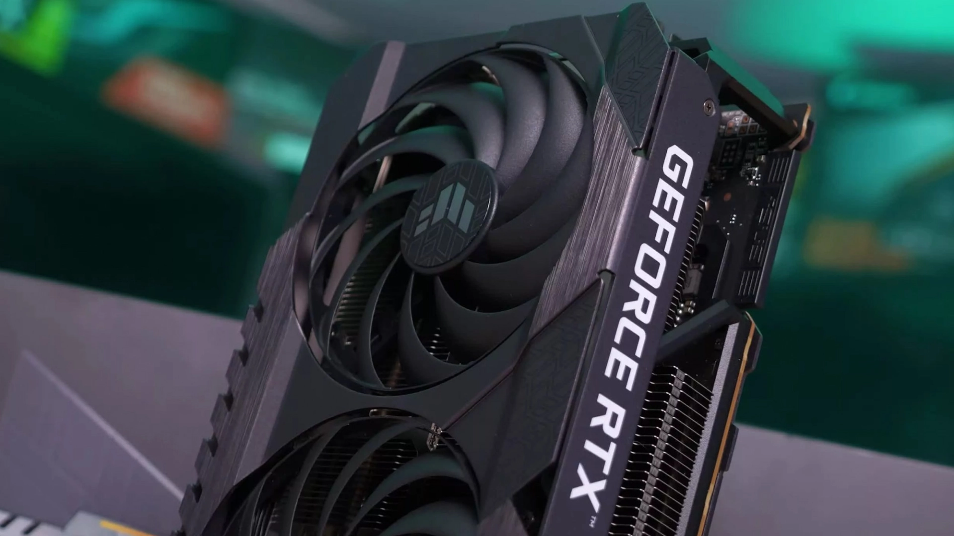 Несколько GeForce RTX 4090 от ZOTAC показались на «живом» фото