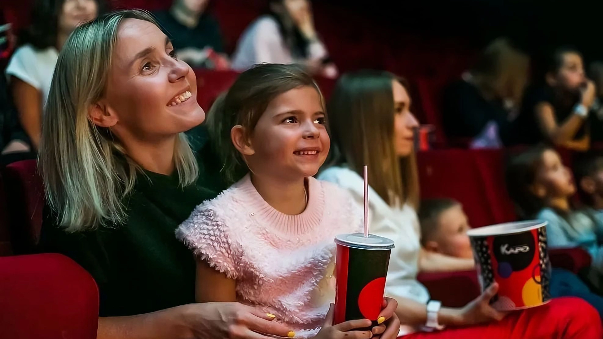 «КАРО» предлагает зрителям заняться танцами, рисованием и другими активностями