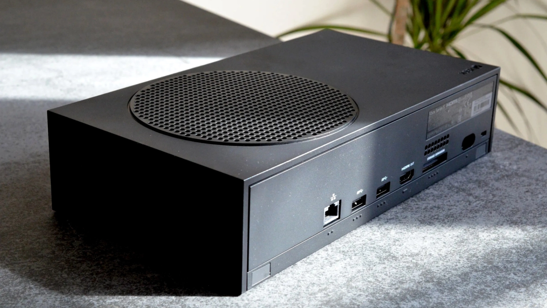 Фото: чёрная Xbox Series S с накопителем на 1 ТБ