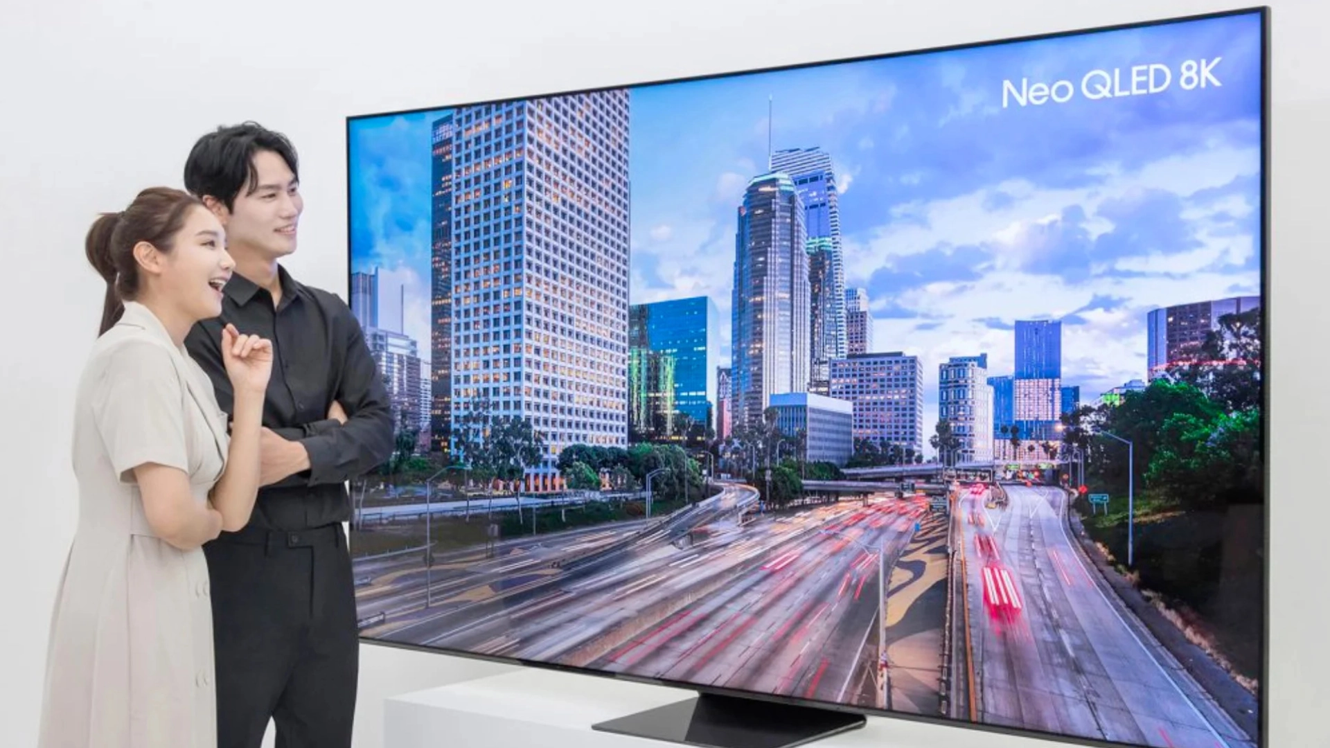 Это Samsung QNC990 Neo QLED 8K — 98-дюймовый телевизор почти за 40 000 долларов
