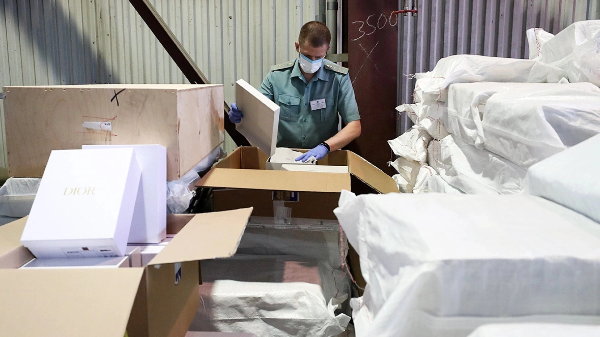 РБК: правительство обсуждает снижение порога беспошлинной торговли