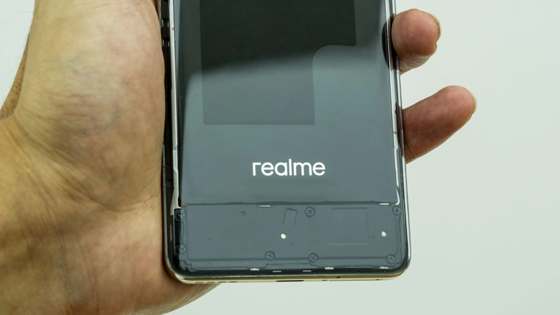 realme выпустит прозрачный смартфон