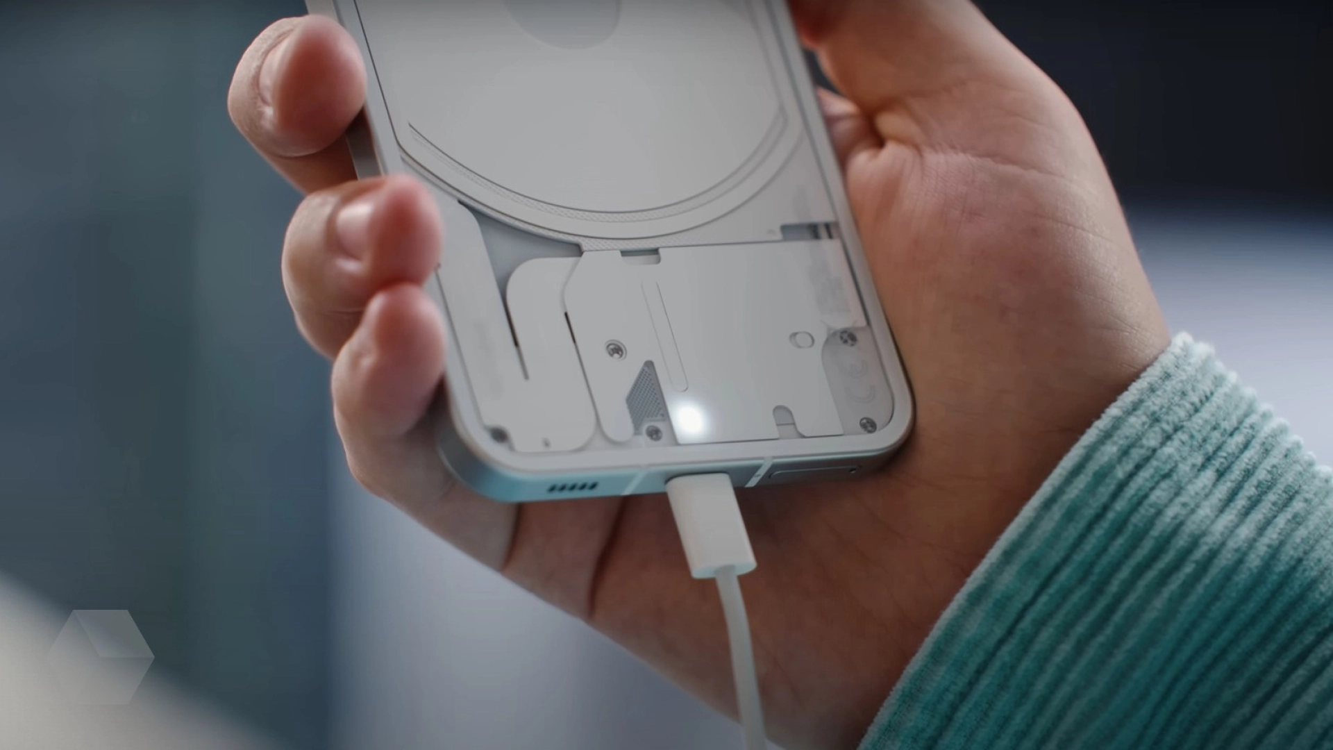 Карл Пей показал новый прозрачный кабель USB Type-C для Nothing Phone (2)