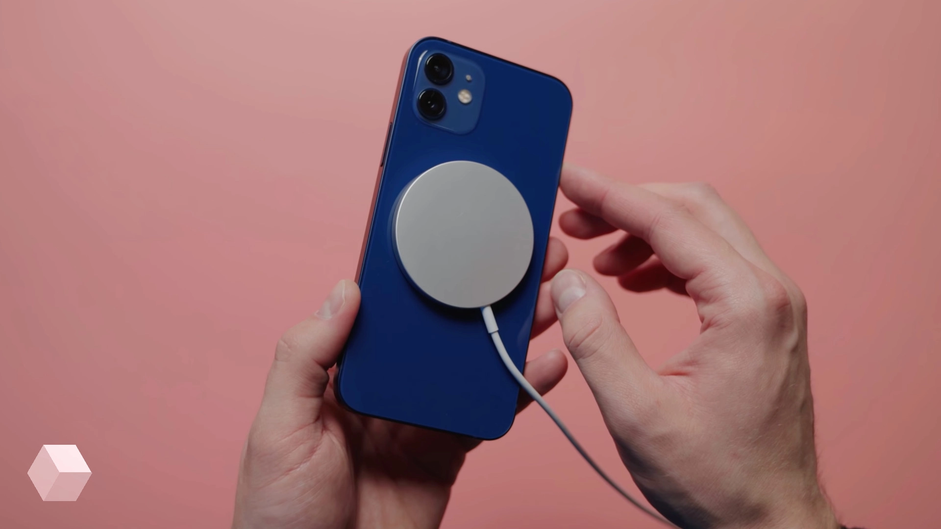 Слух: iPhone 15 смогут заряжаться от сторонних Qi-зарядок с полной мощностью