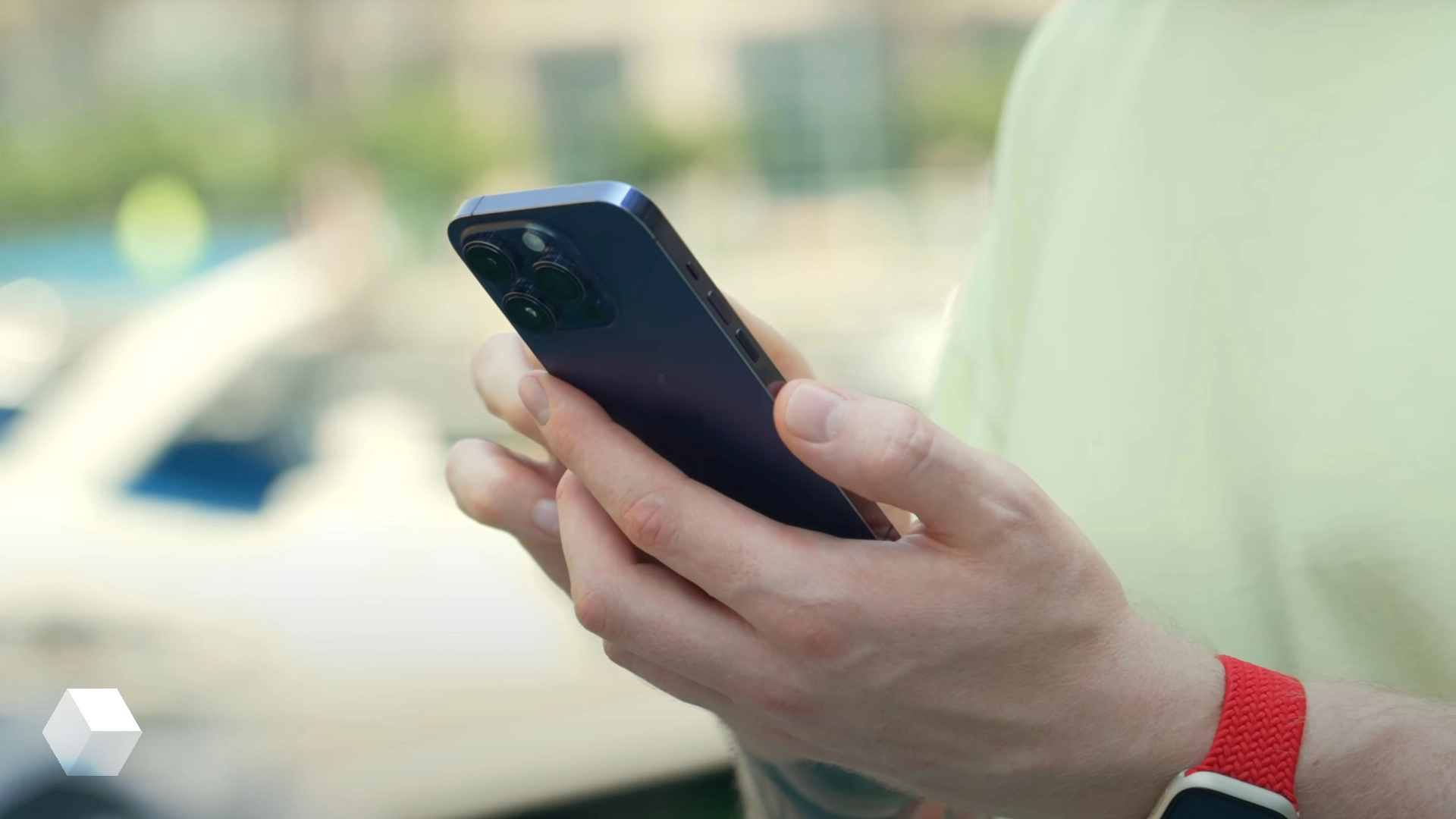 Куо: iPhone 15 Pro получит ёмкостные боковые кнопки с вибромоторами