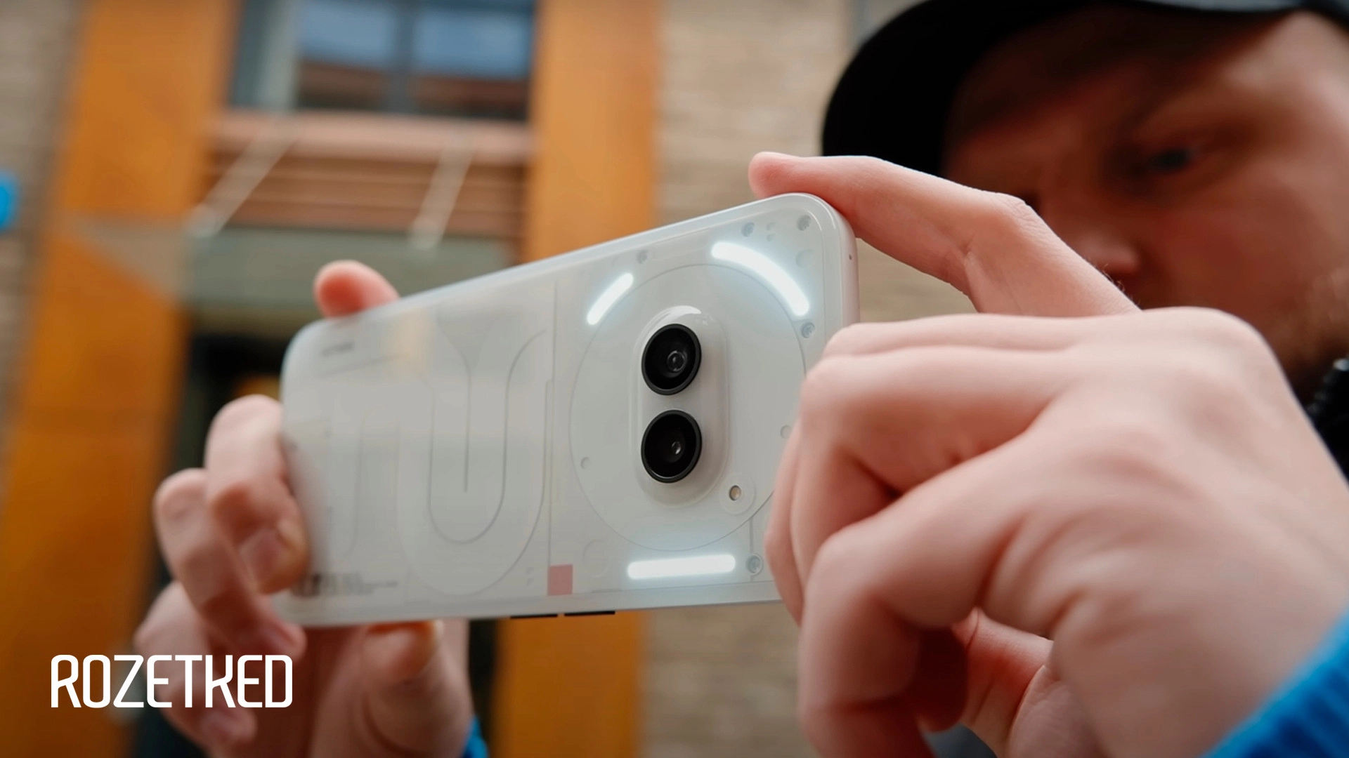 Nothing выпустит новую версию Phone (2a)