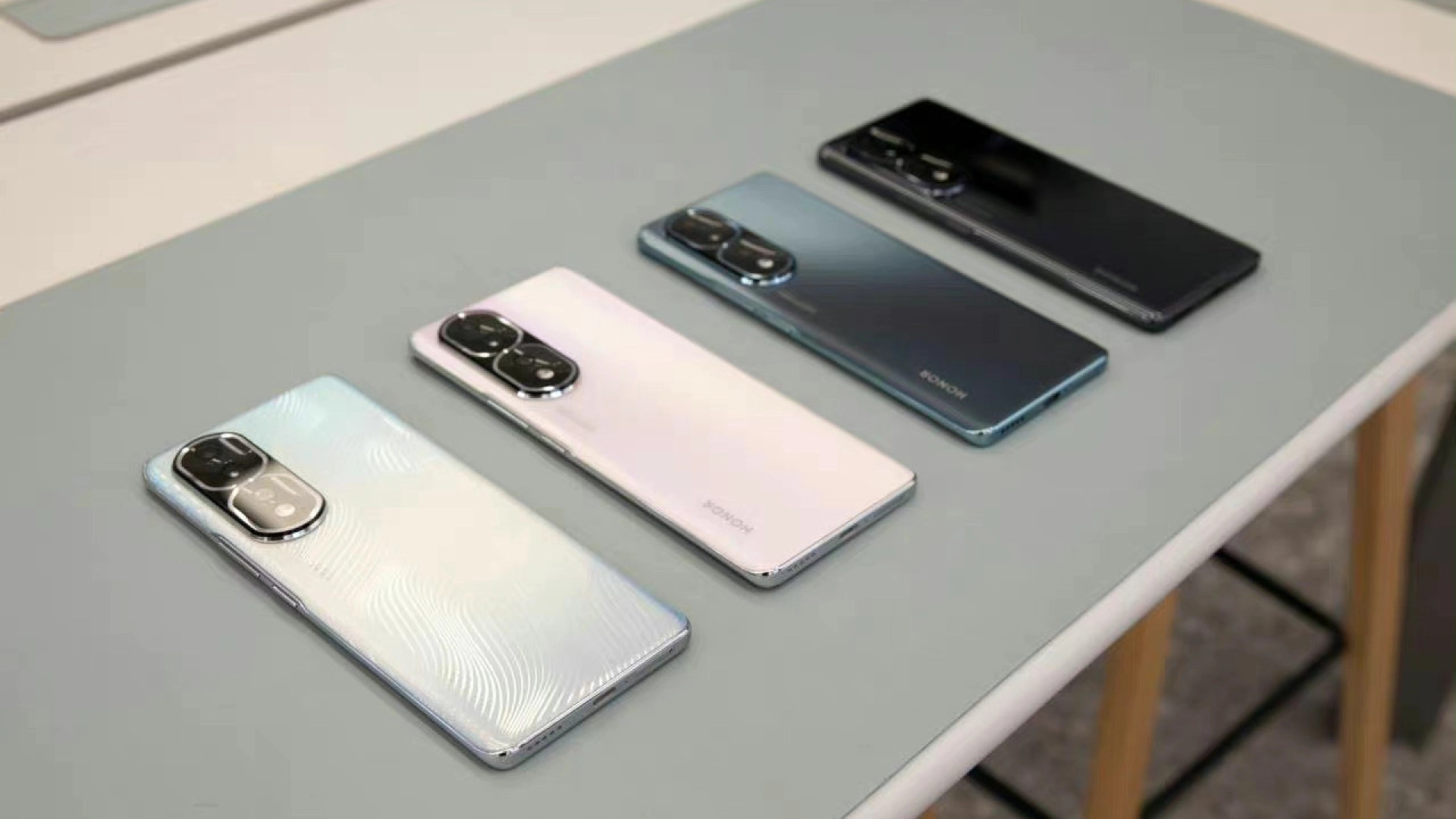 В китайские магазины привезли Honor 80 и 80 Pro — много «живых» фото