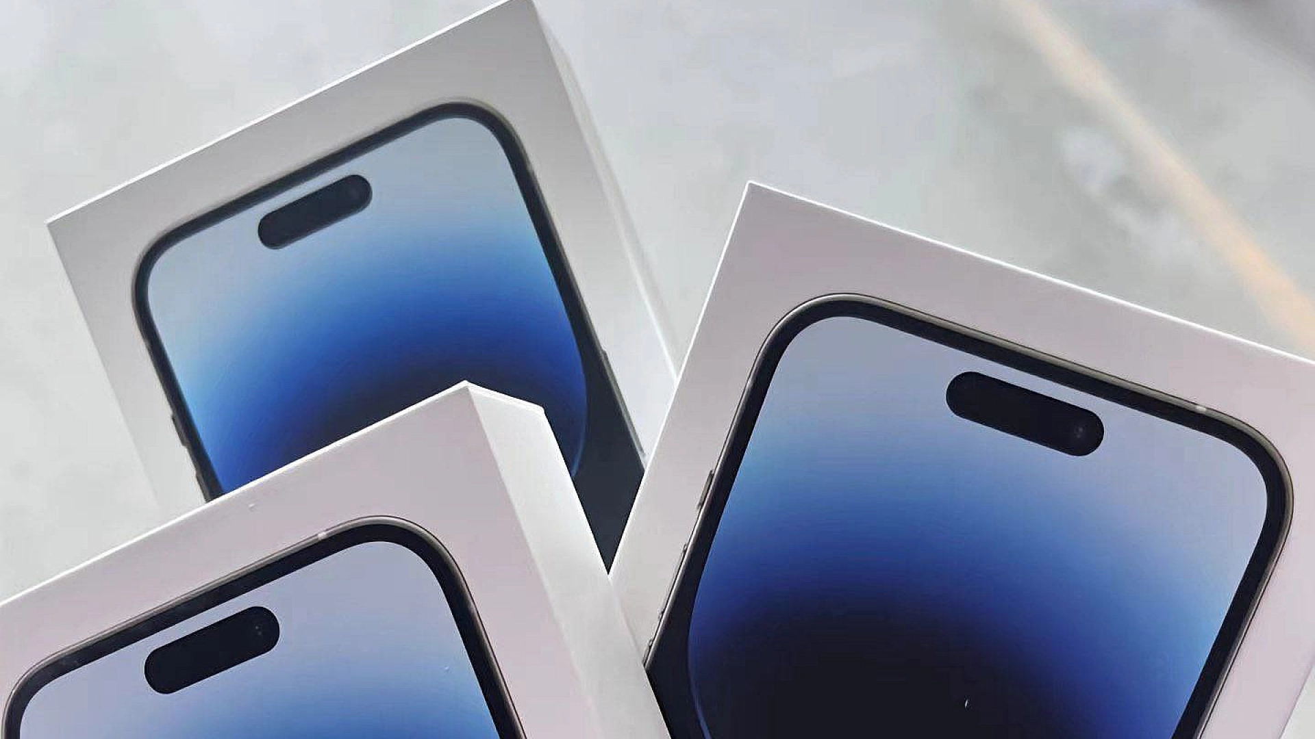 В Китае перекупщики продают iPhone 14 прямо на улице