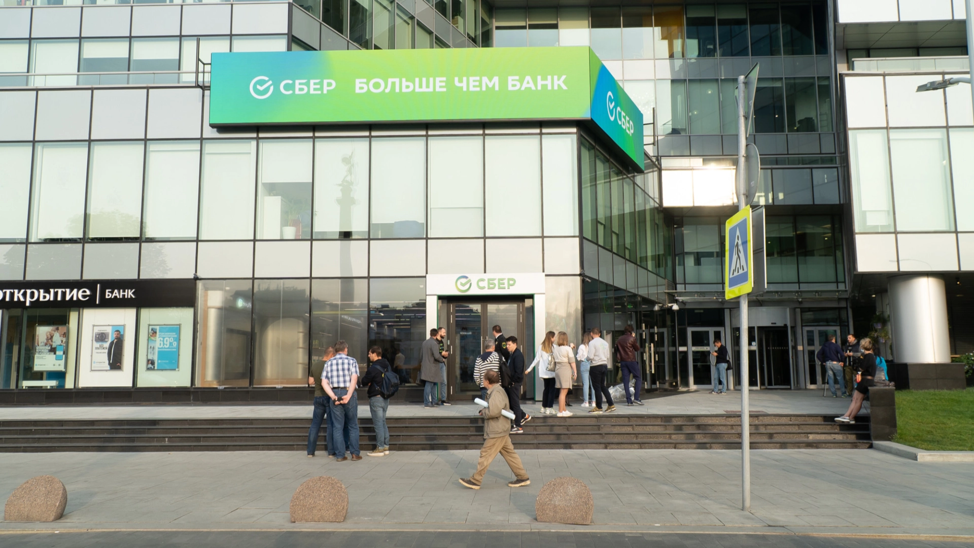 «Сбер» предлагает услугу установки своего приложения на iPhone в отделениях по всей стране