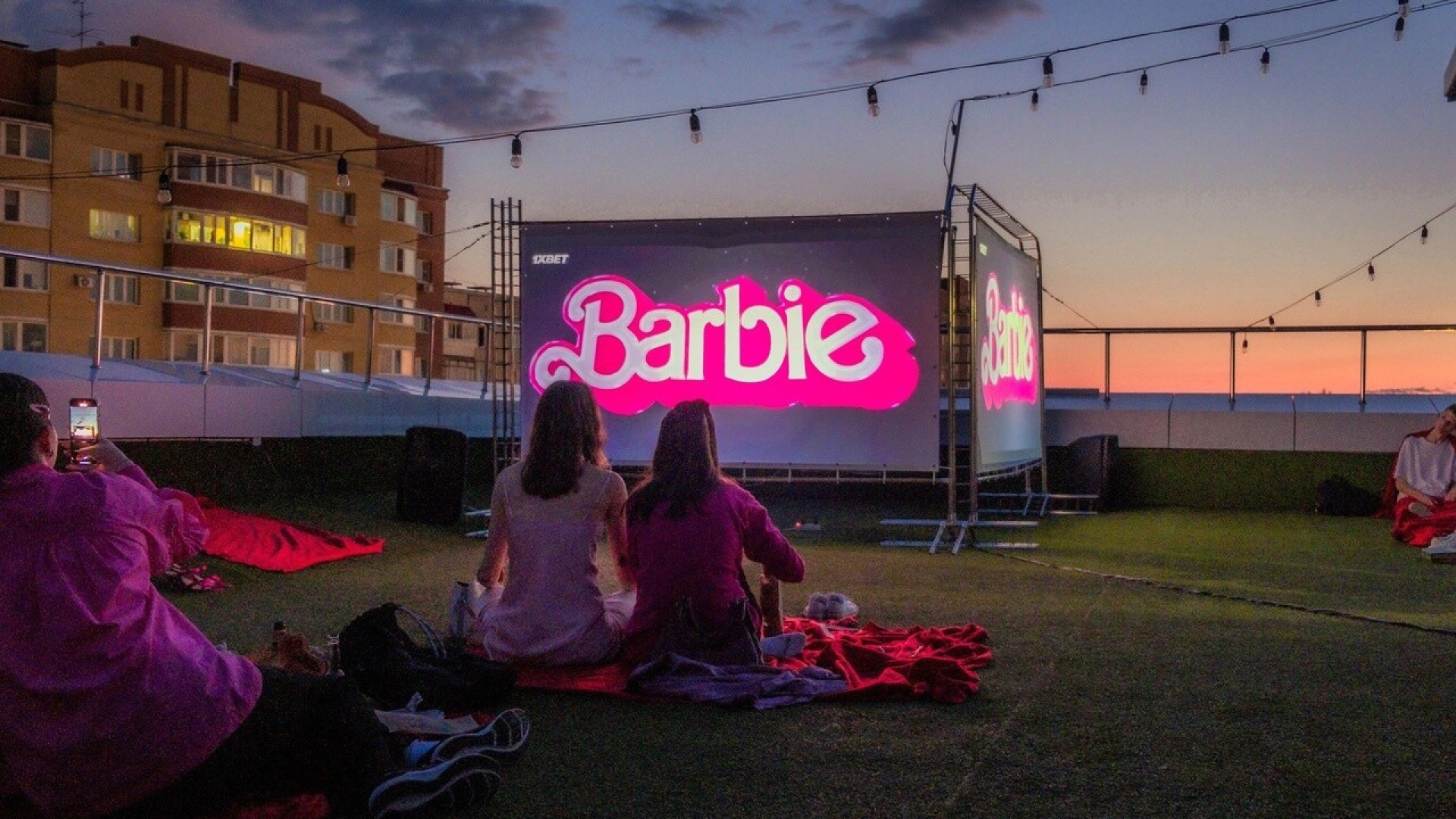 Кинотеатр в Тюмени показывает «экранку» фильма «Барби» с рекламой 1xBet
