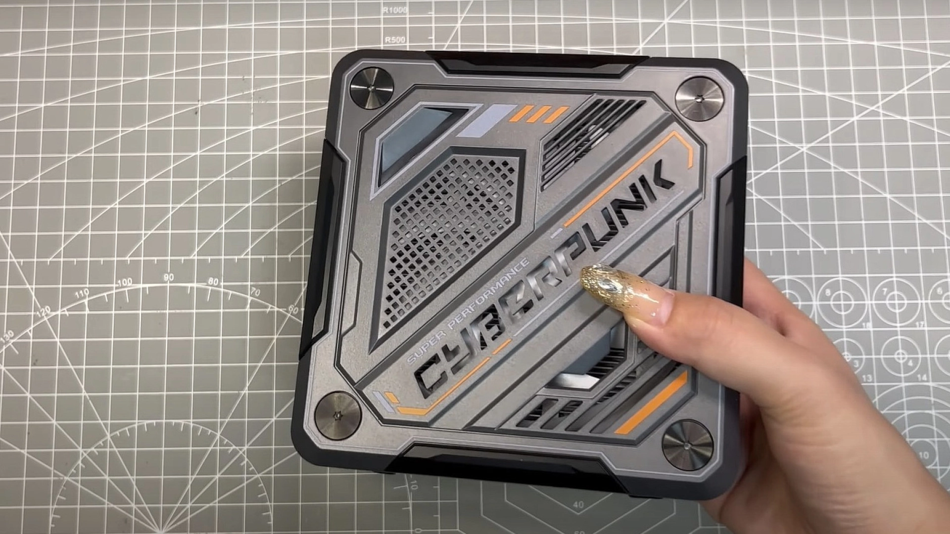 Tianbo Cyber GOD88 — мини-ПК в необычном дизайне и с мощным чипом AMD Ryzen 7 8845HS