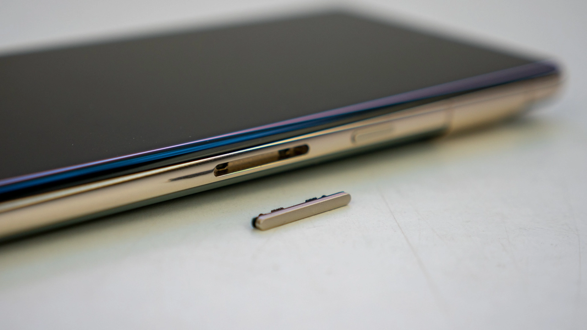 Несколько владельцев Google Pixel 7 Pro сообщили о выпадении кнопки регулировки громкости