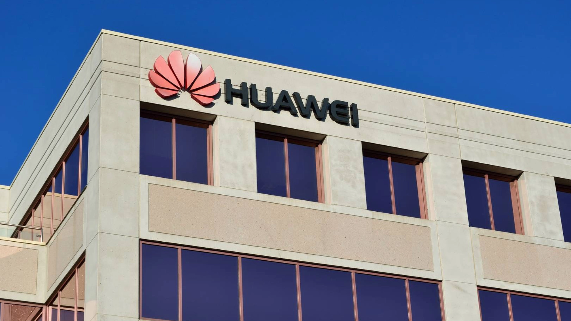 «Ведомости»: Huawei перевела сотрудников из России в Казахстан и Узбекистан