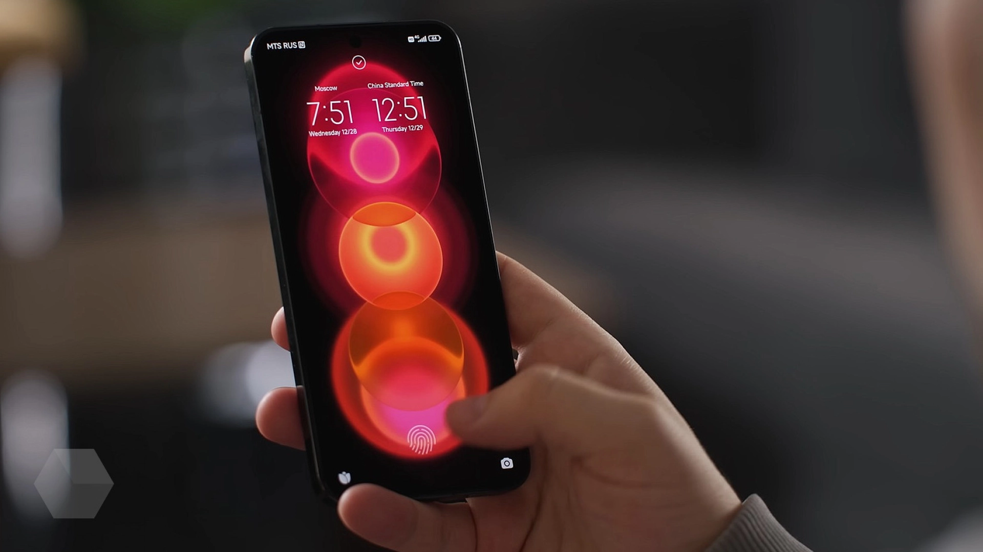 Китайцы разработали экран для смартфона с рамками 1 мм