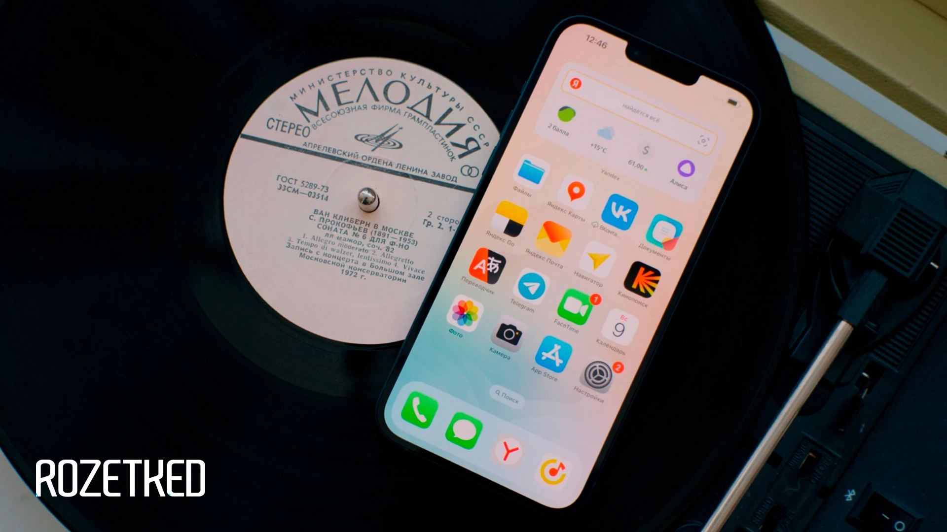 На фото показали макеты iPhone SE 4 и чехлы для него