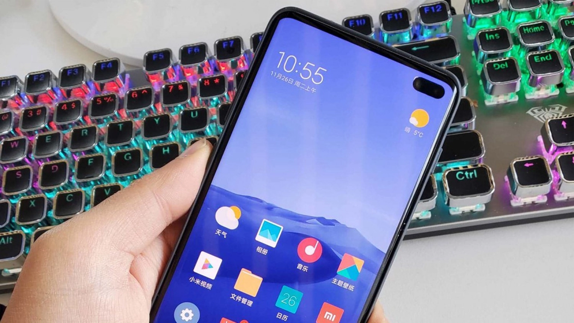 У Redmi K30 на самом деле два отверстия для селфи-камеры