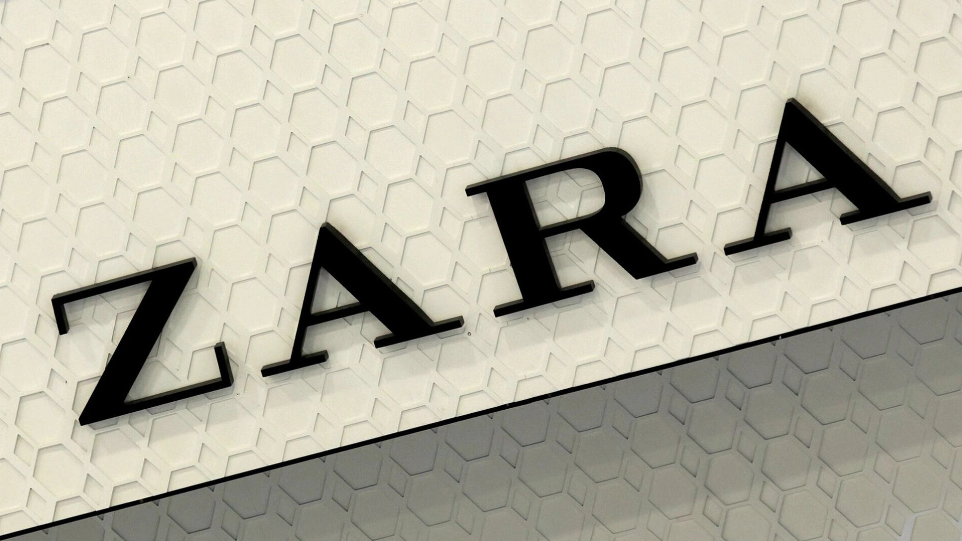 «Известия»: магазины Zara останутся в России под названием «Новая мода»