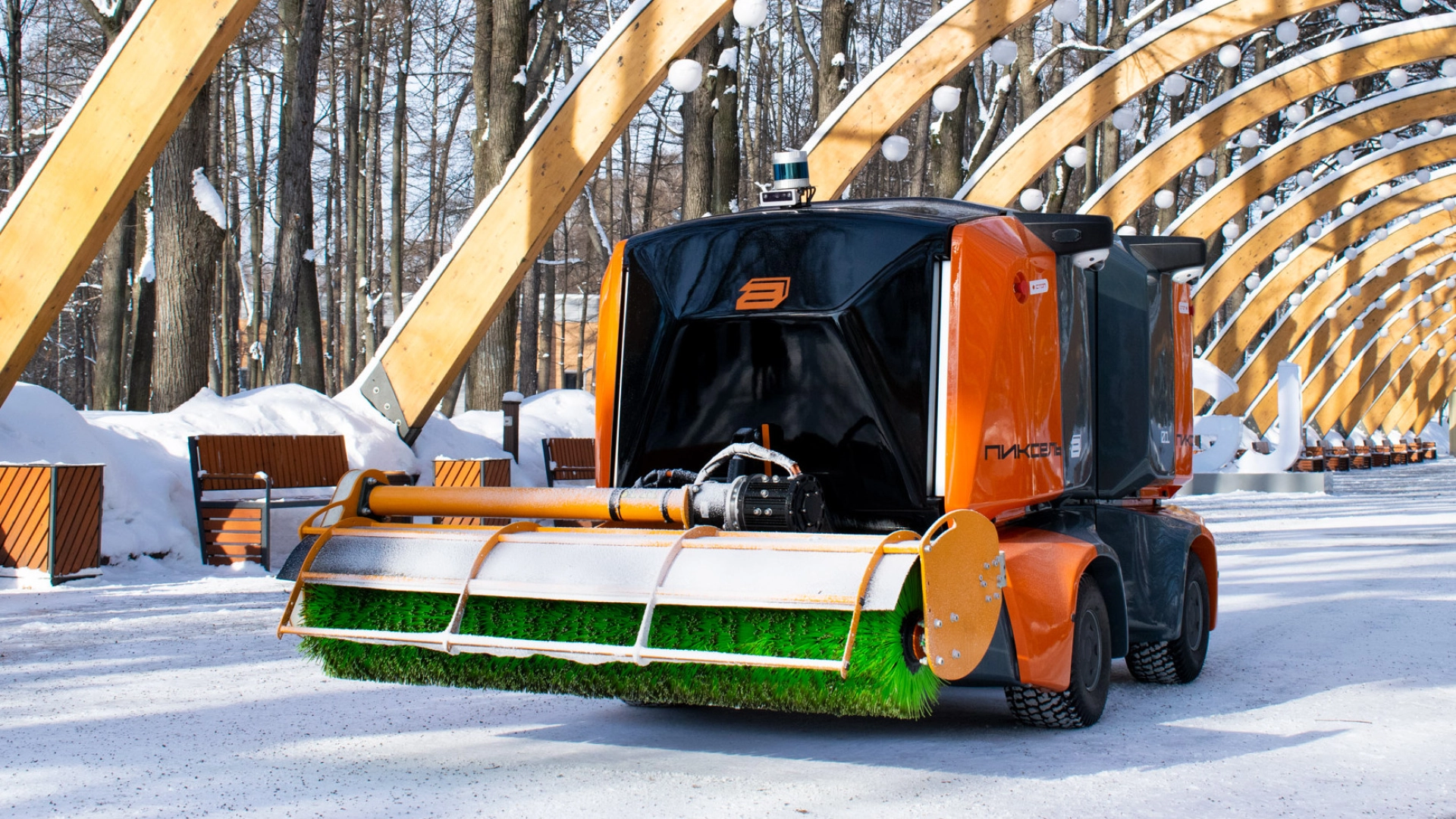 В Москве начали работу беспилотные роботы-уборщики «Пиксель»