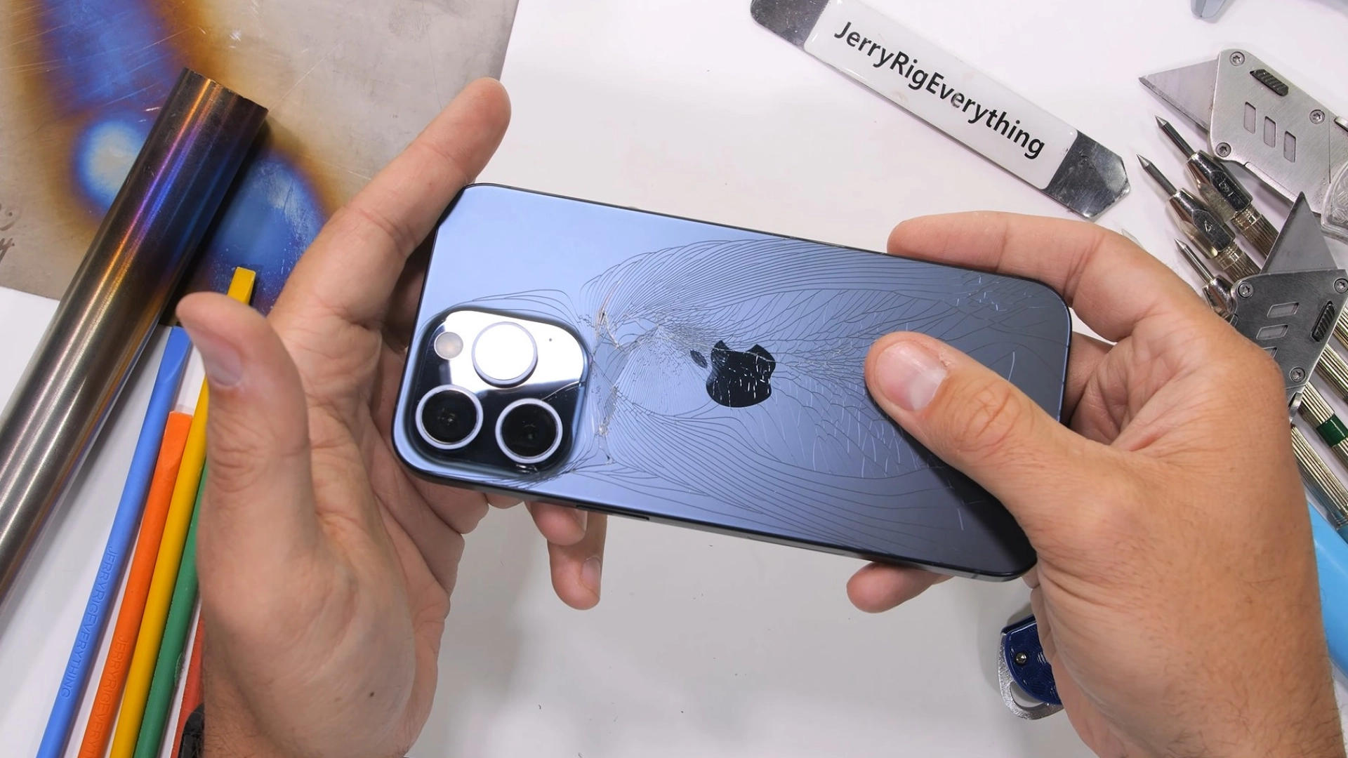 Видео: тест iPhone 15 Pro Max на прочность от JerryRigEverything -  Rozetked.me