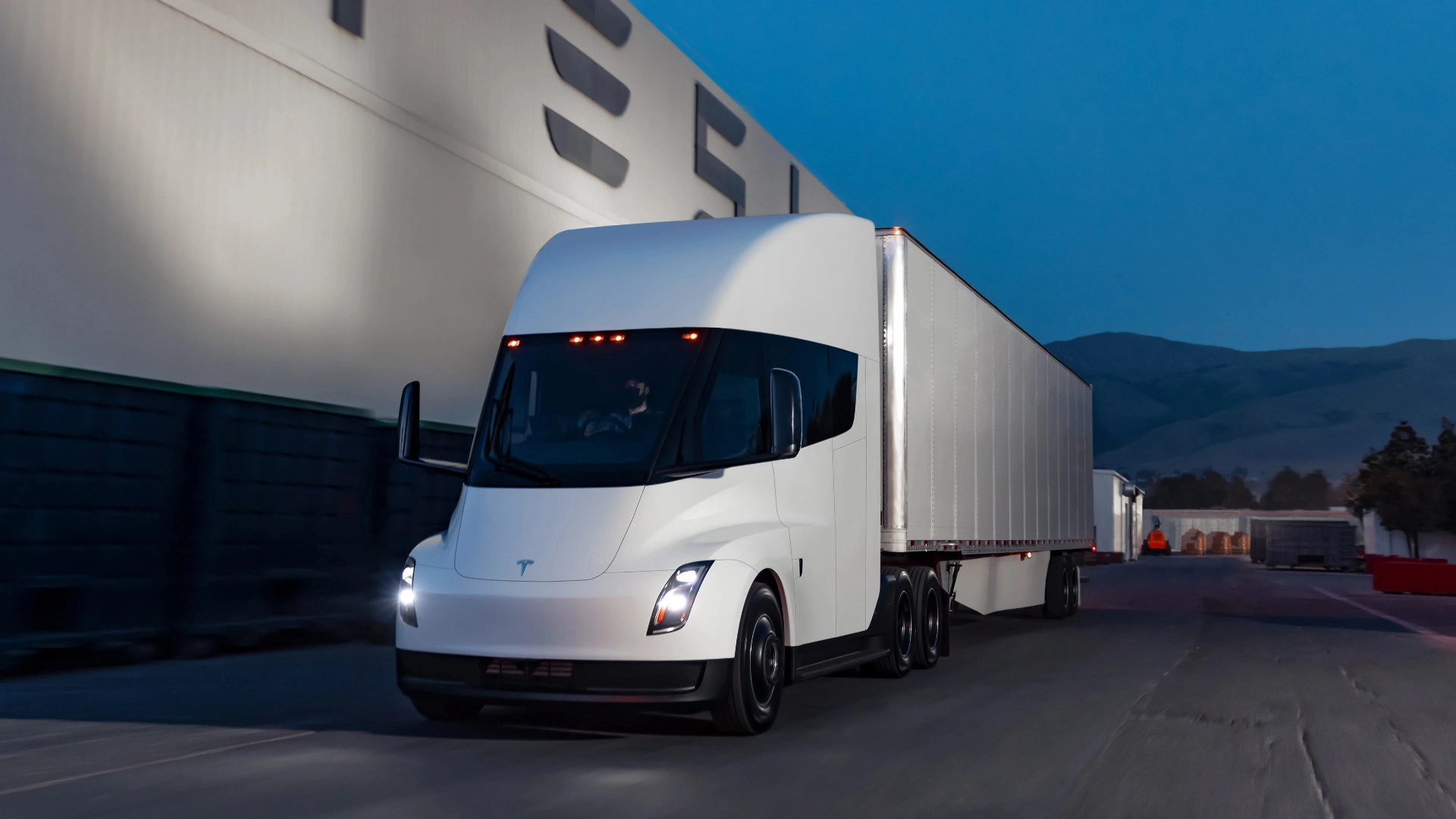 Tesla начала поставки электротягачей Semi спустя пять лет после презентации