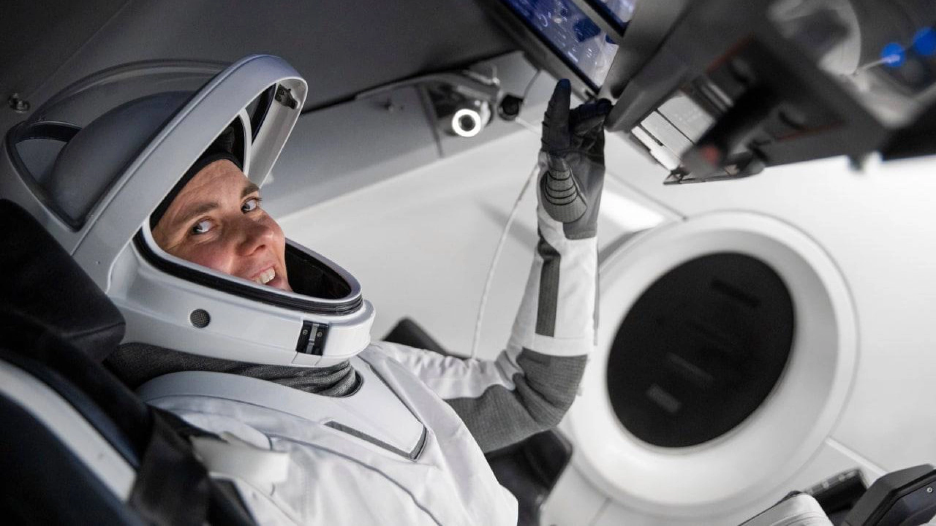 Crew Dragon c российской космонавткой успешно стартовал из Флориды