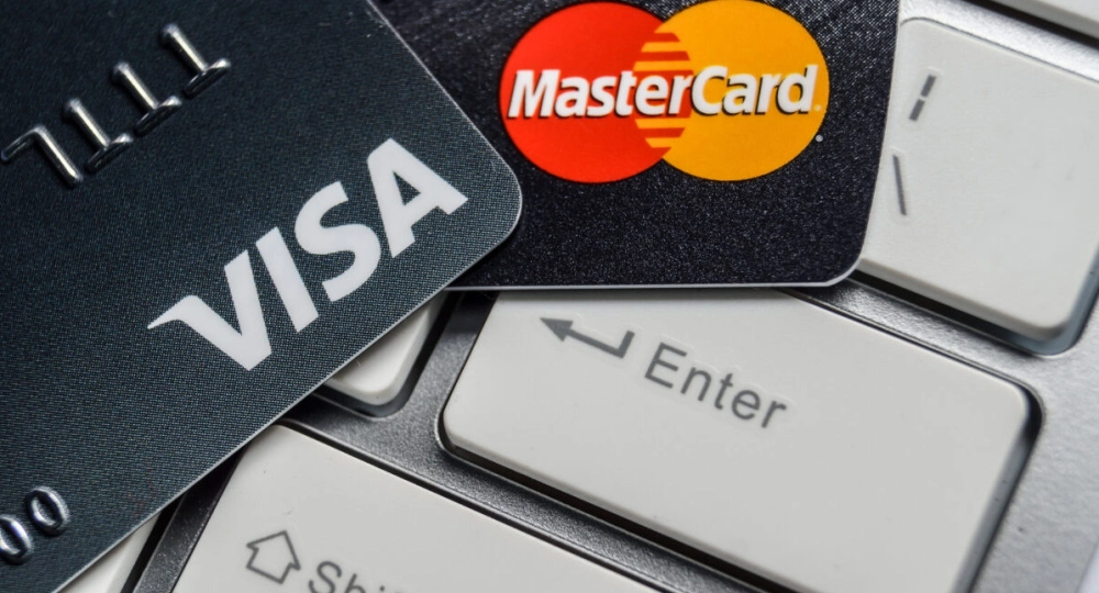 Попавшие под санкции банки не смогут выпускать новые карты Visa и Mastercard