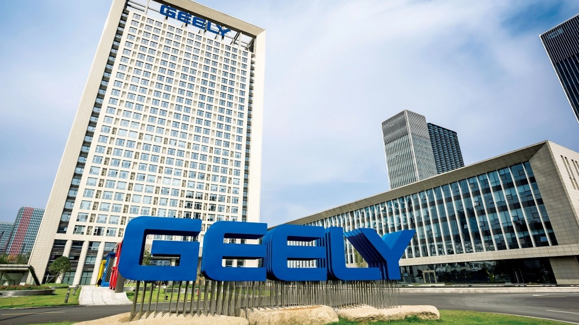 Китайский автопроизводитель Geely выходит на рынок смартфонов