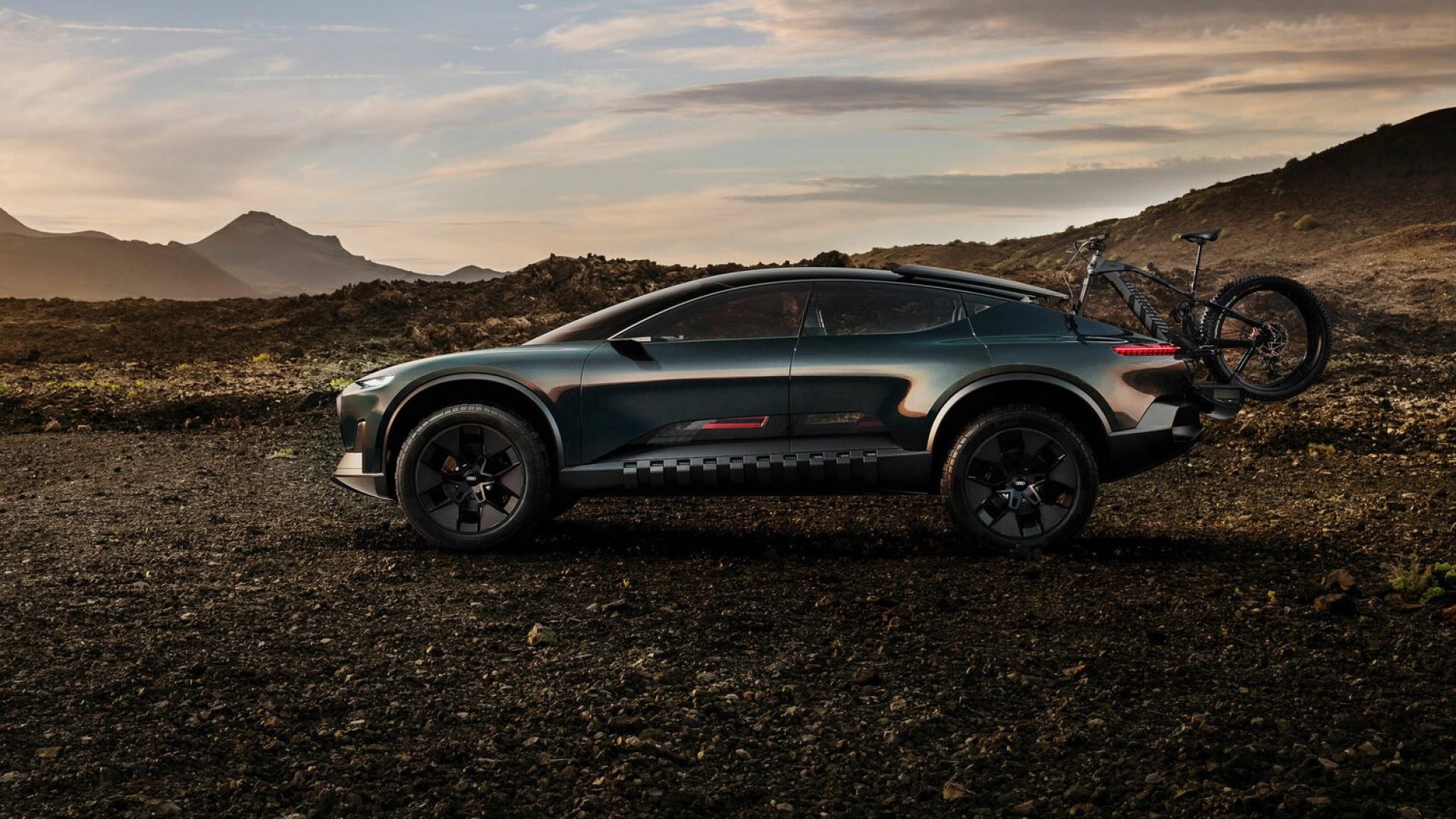 Audi показала концепт электрокроссовера, который превращается в пикап