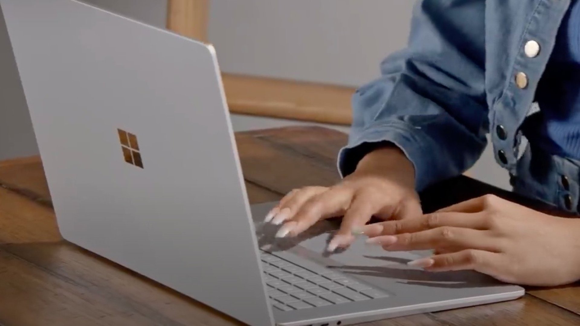 Microsoft в новой рекламе сравнивает MacBook Air с Surface Laptop 4