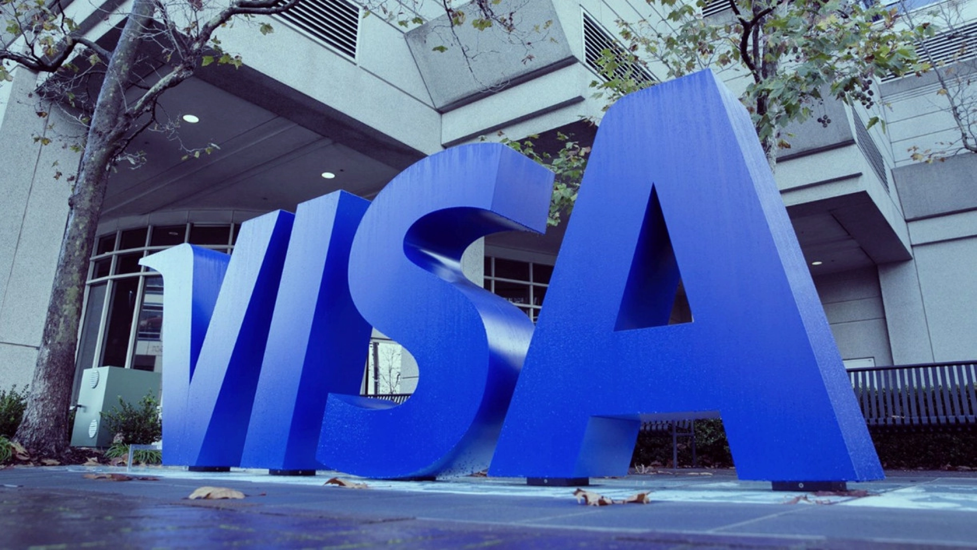 Visa запретила банкам приграничных с РФ стран выпускать карты россиянам. Или нет?