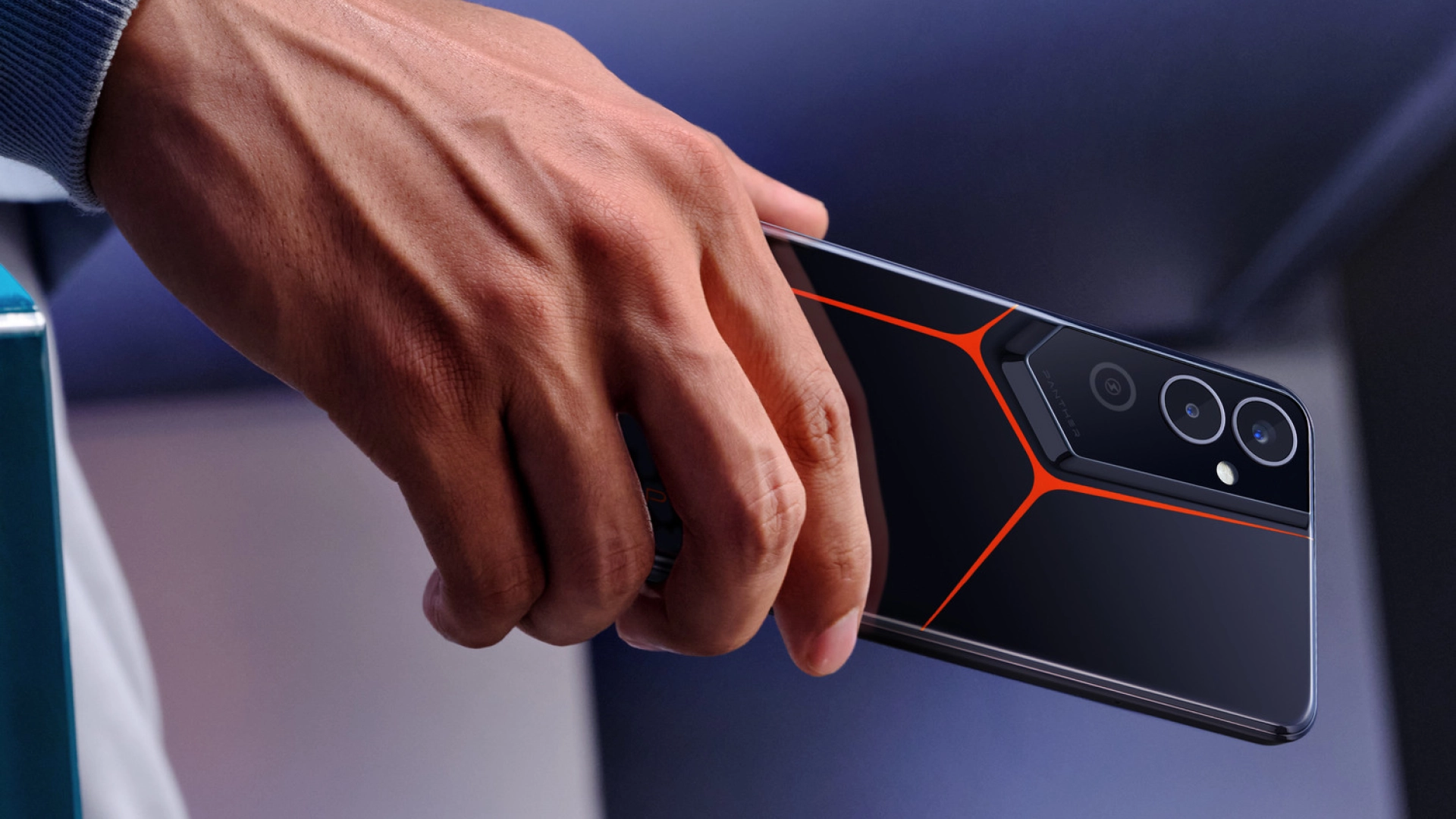 В России представлен Tecno Pova Neo 2 — у него необычный дизайн, батарея на 7000 мАч и цена от 11 990 рублей