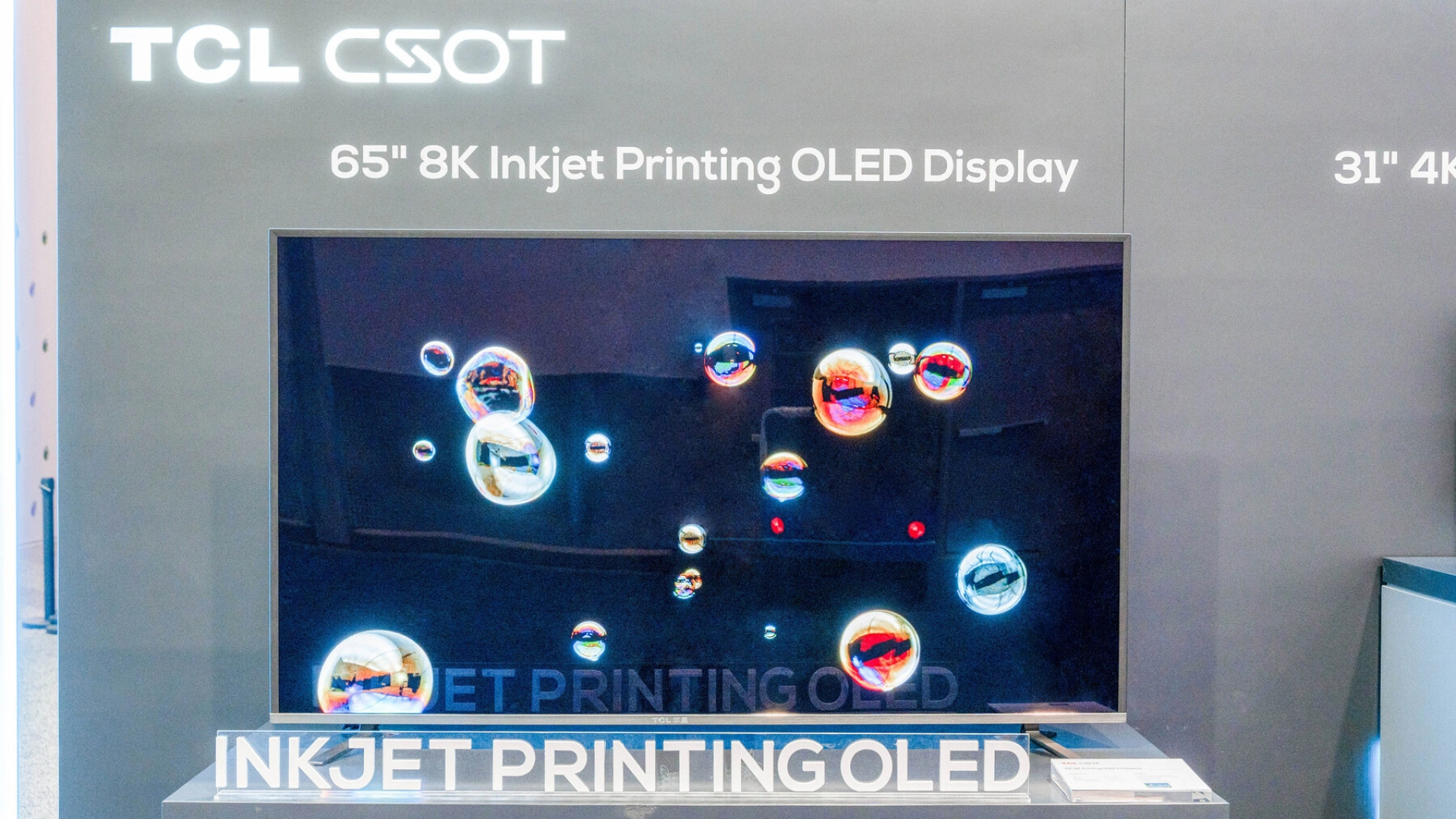 TCL показала новые экраны, включая 27-дюймовый 8K и 31-дюймовый куполообразный OLED