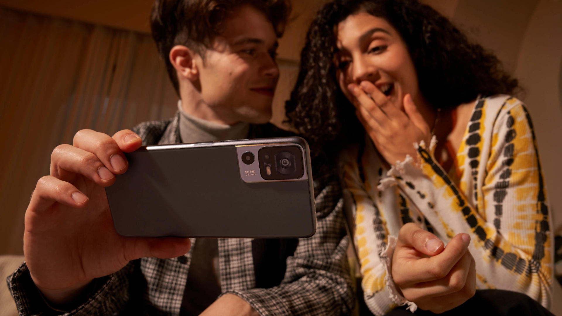 TCL представил в России два смартфона и беспроводные наушники