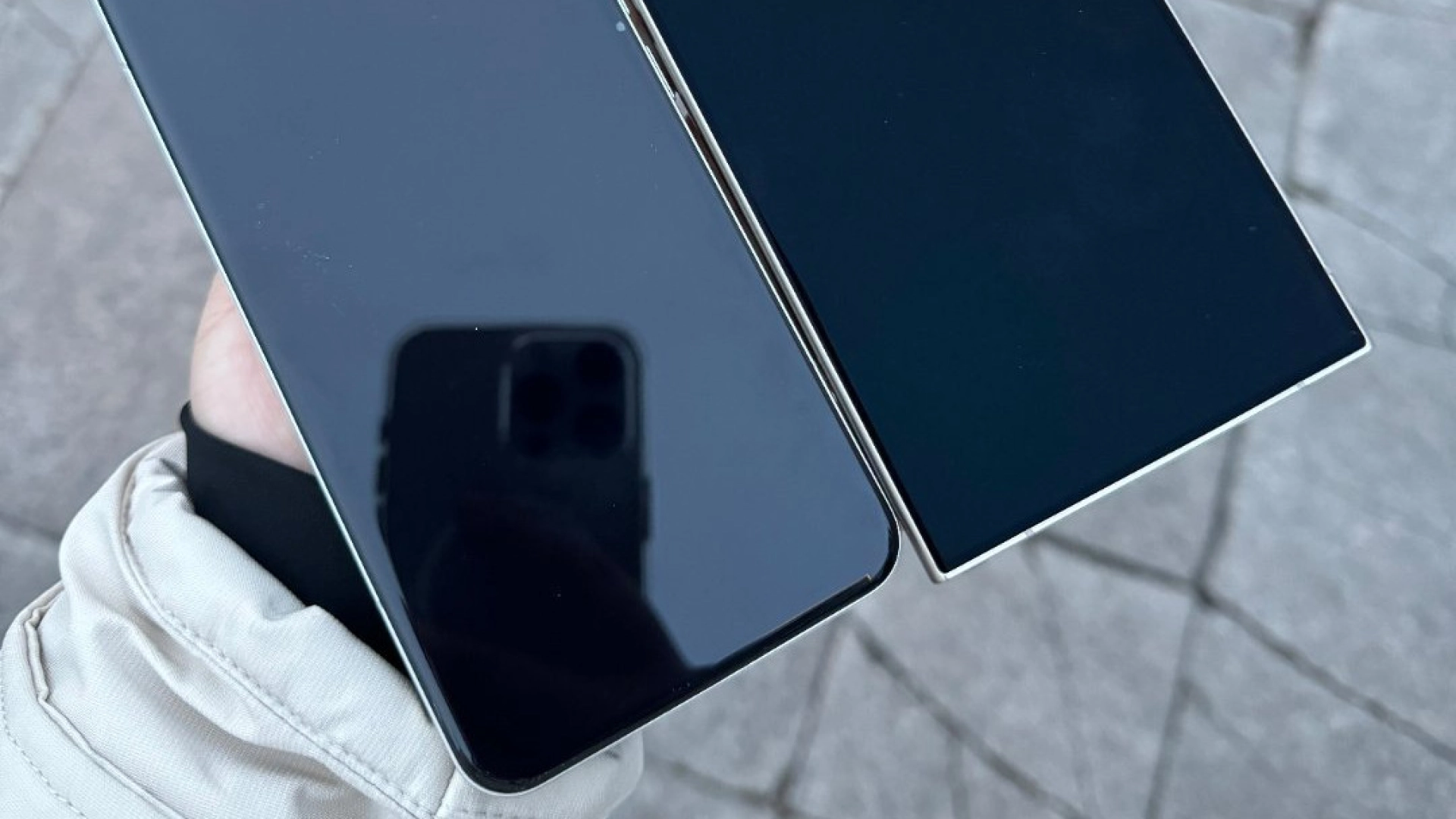 Фото: сравнение антибликовых покрытий Xiaomi 14 Ultra и Samsung Galaxy S24 Ultra