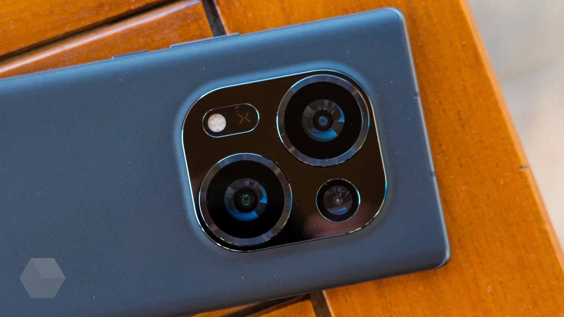 Tecno готовит свой первый складной смартфон — Phantom V Fold