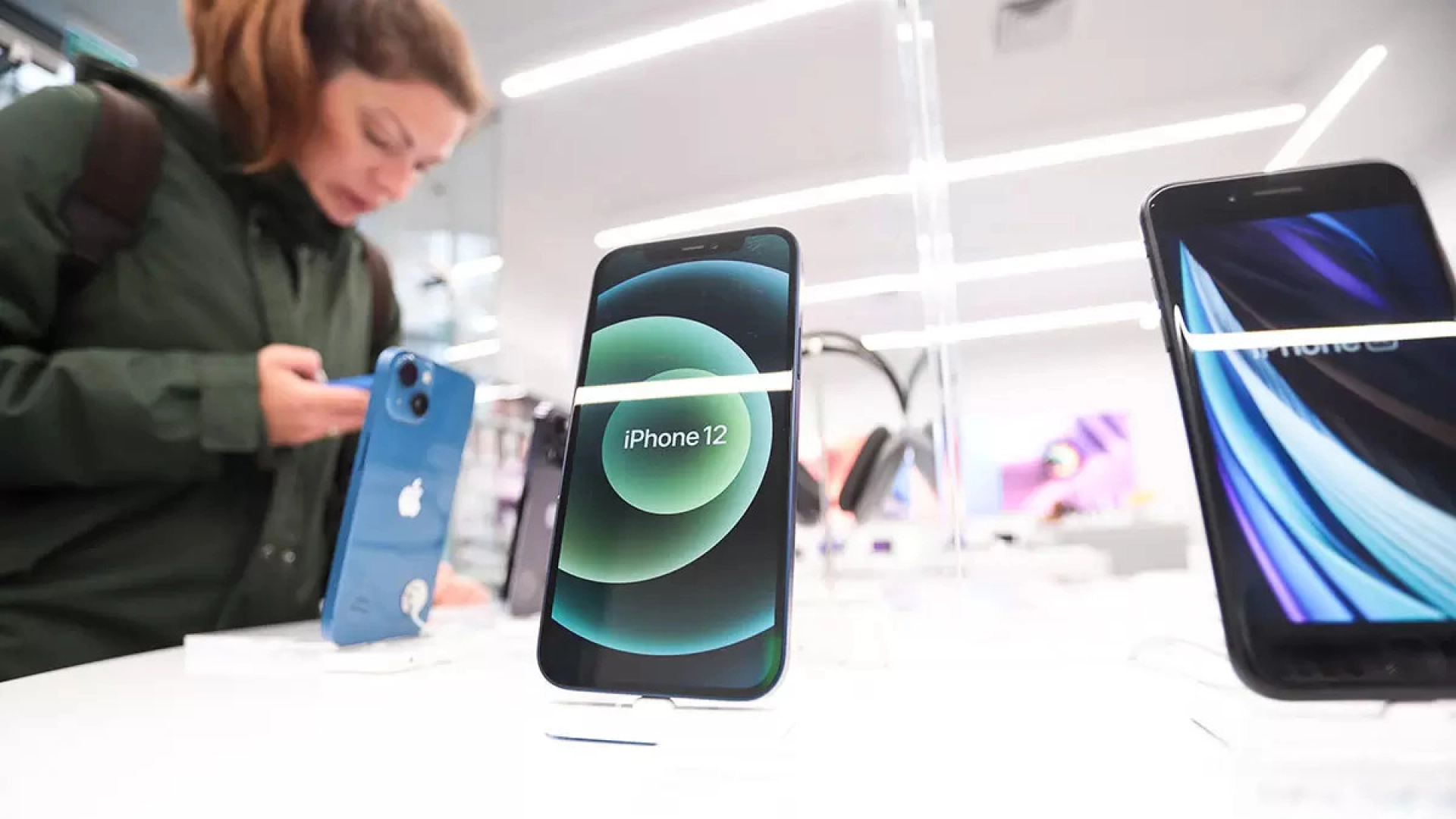 Продажи iPhone в 2022 году в России сократились на 45-50%