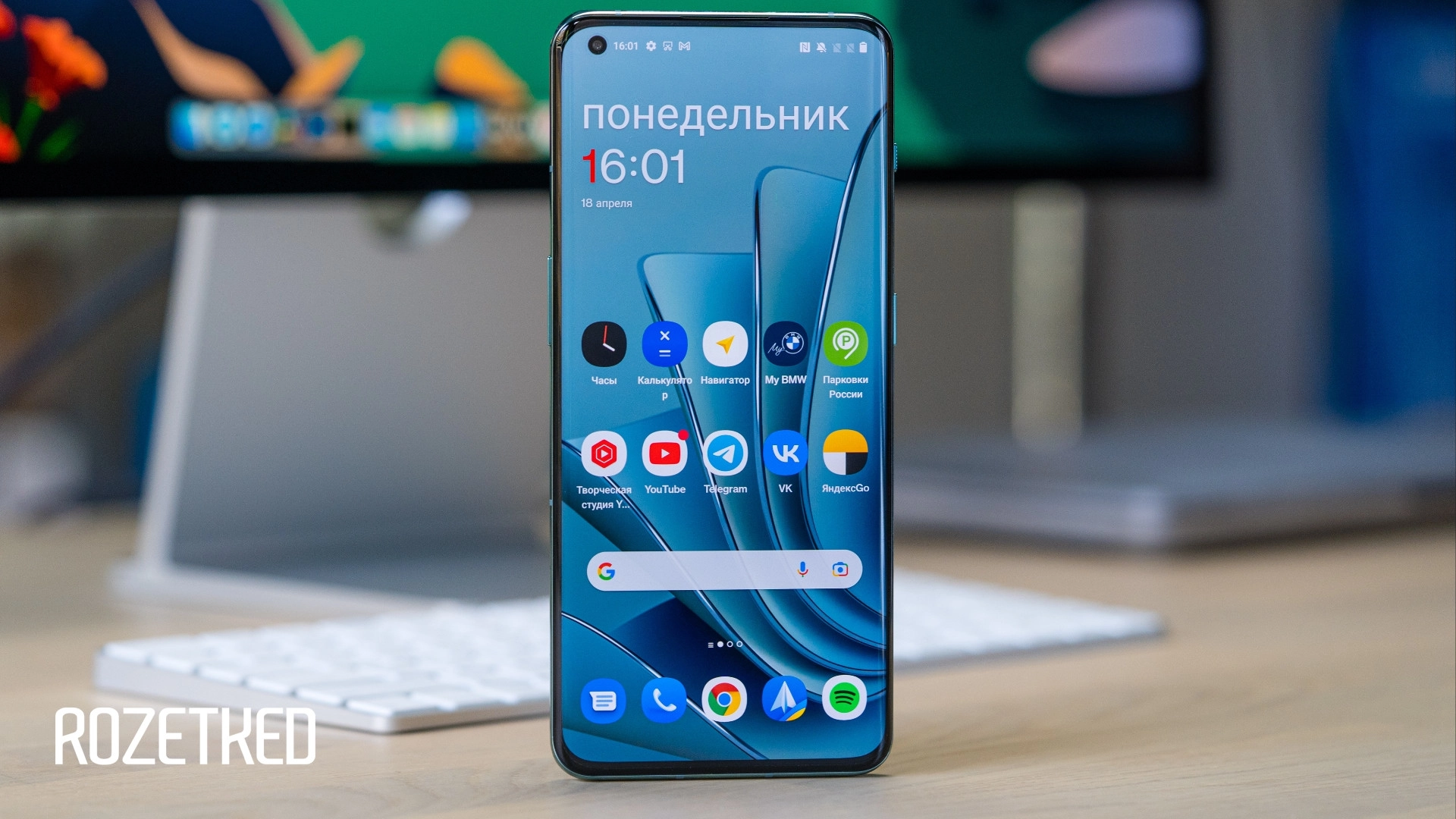 Источники: в OnePlus 12 вернётся беспроводная зарядка