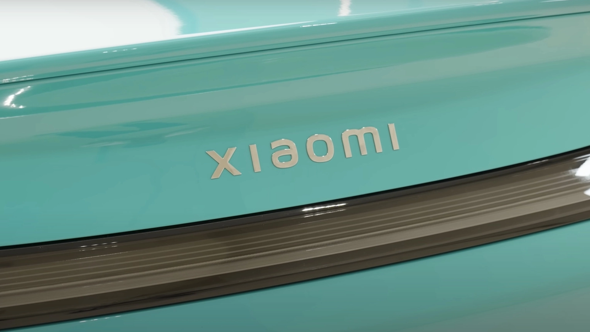 Обои с седаном Xiaomi SU7 можно скачать на смартфон