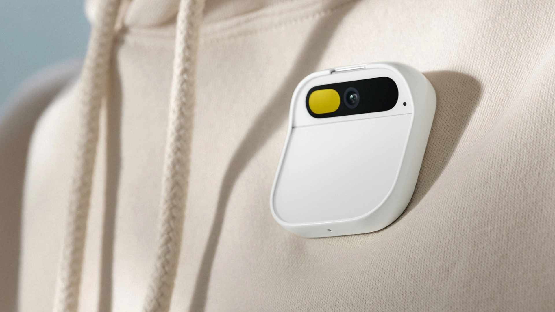 Стартап Humane представил AI Pin — замену смартфона с ИИ и лазерным проектором
