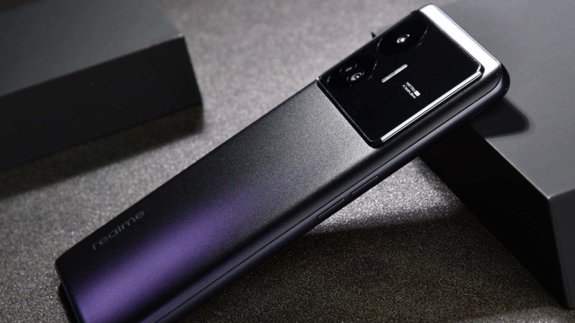 Характеристики экрана и первое «живое» фото realme GT Neo6 SE