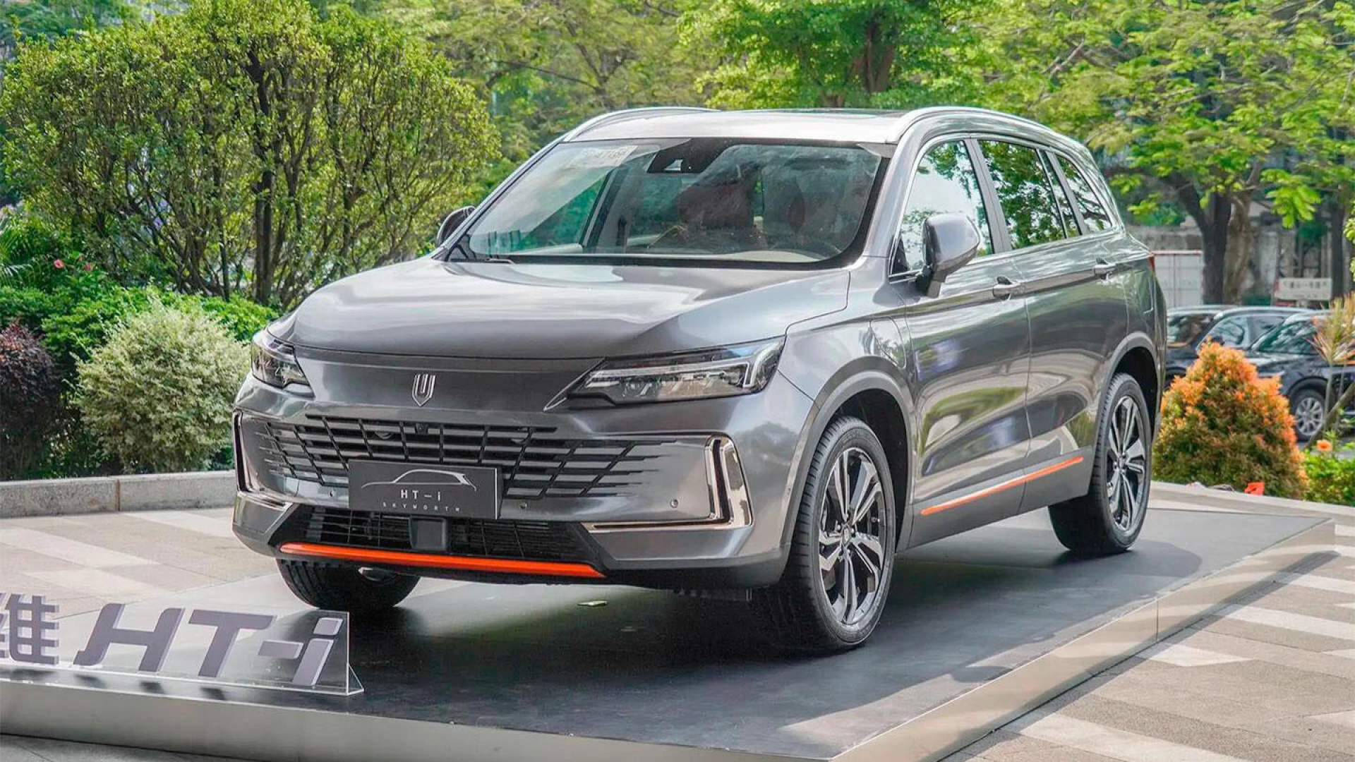 В России стартуют продажи гибридного кроссовера Skywell HT-i. Цена — от 4 млн рублей