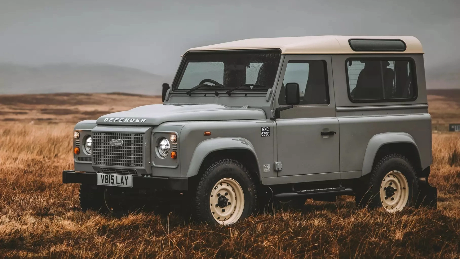 Land Rover представила ретроверсию внедорожника Defender — всего выпустят 30 таких машин