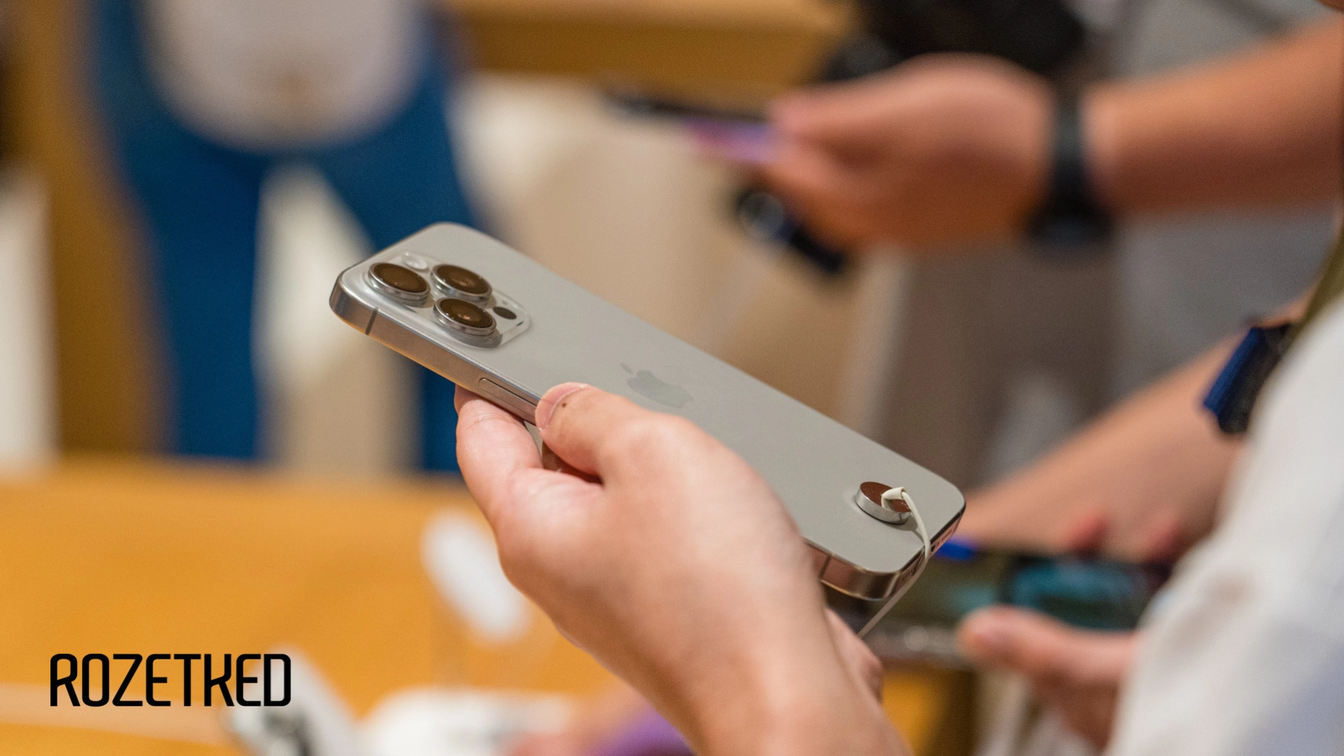 «Известия»: iPhone 15 раскупают в России хуже, чем предшественников год назад