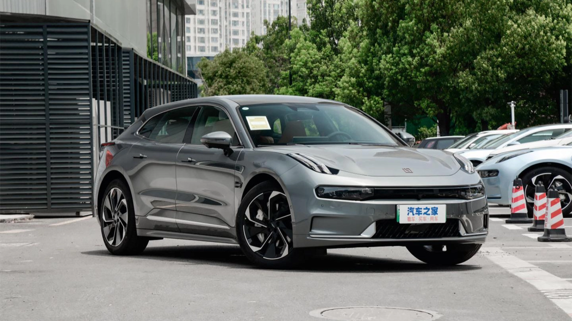 В России продают китайский электрический лифтбек Zeekr 001 — аналог Porsche Taycan